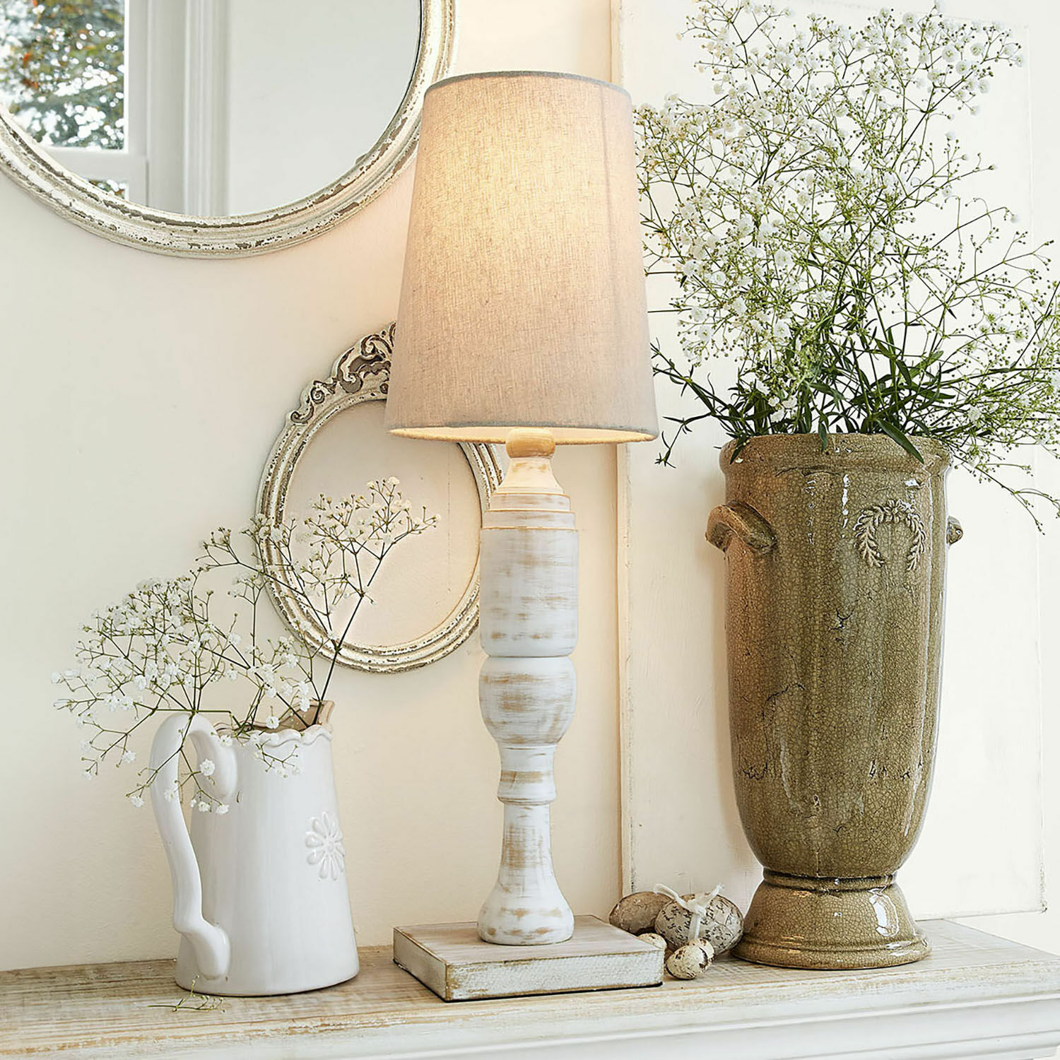 Lampa stołowa Yernisto Lampka stołowa z białego drewna z beżowym abażurem na tle dekoracji w stylu vintage