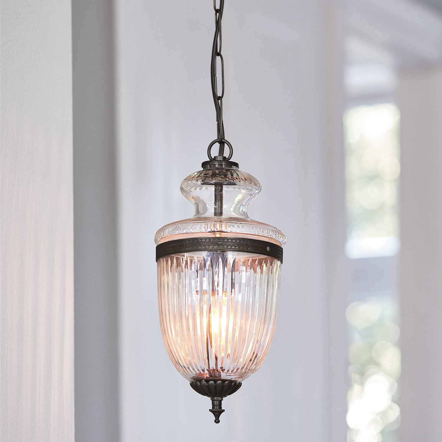 Lampa wisząca Marcel Szklana lampa wisząca z metalowymi detalami w czarnym kolorze, stylowa dekoracja oświetleniowa