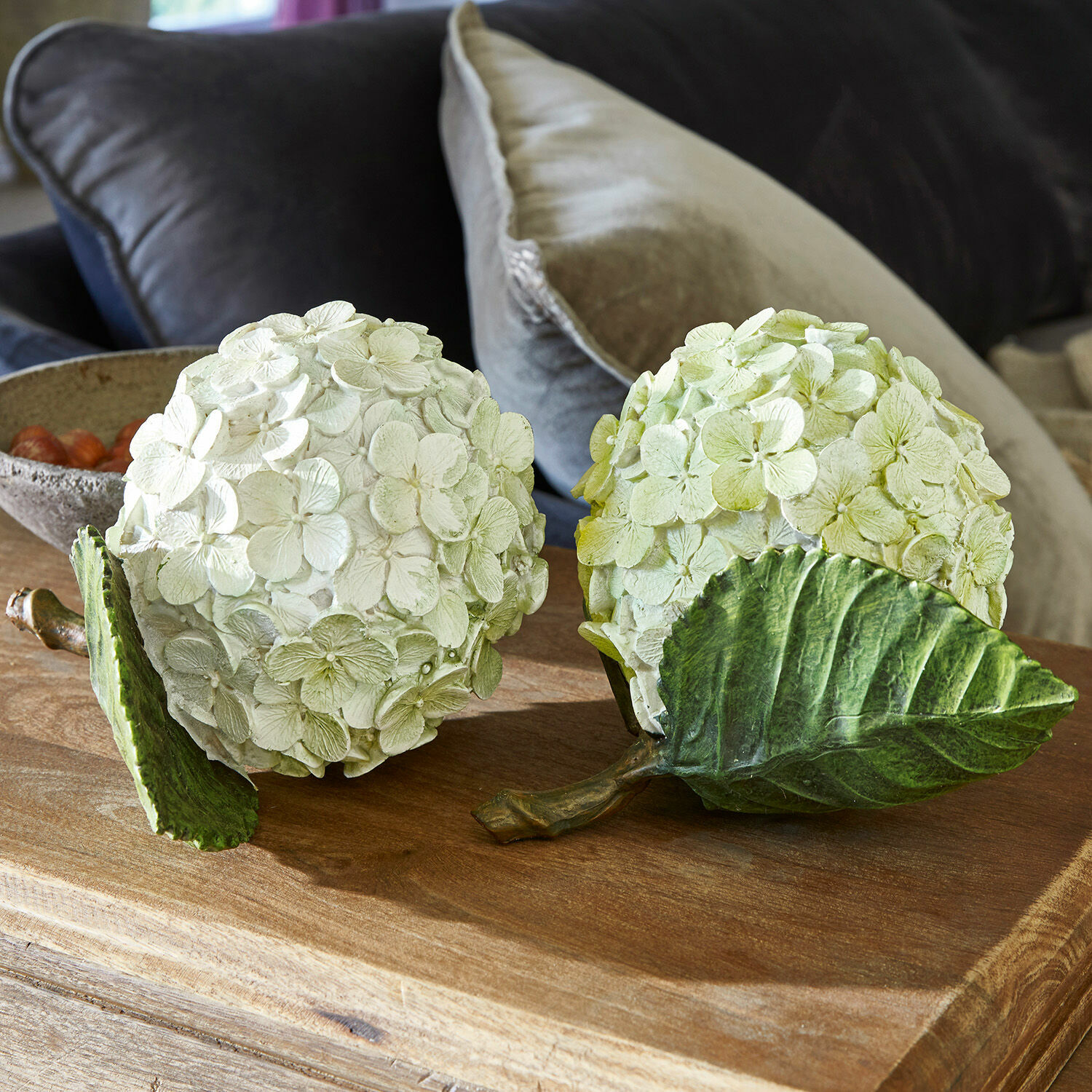 Dekoracja kwiatowa, zestaw 2 szt. Hortensie Dekoracyjne kule kwiatowe z materiału w kremowo-zielonym kolorze na drewnianym stole
