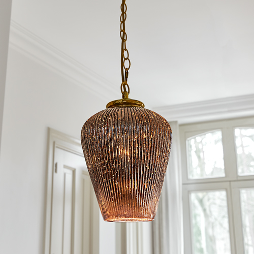 Wisząca lampa z prążkowanego szkła w kolorze brązowym z metalowym łańcuchem, oświetlenie dekoracyjne