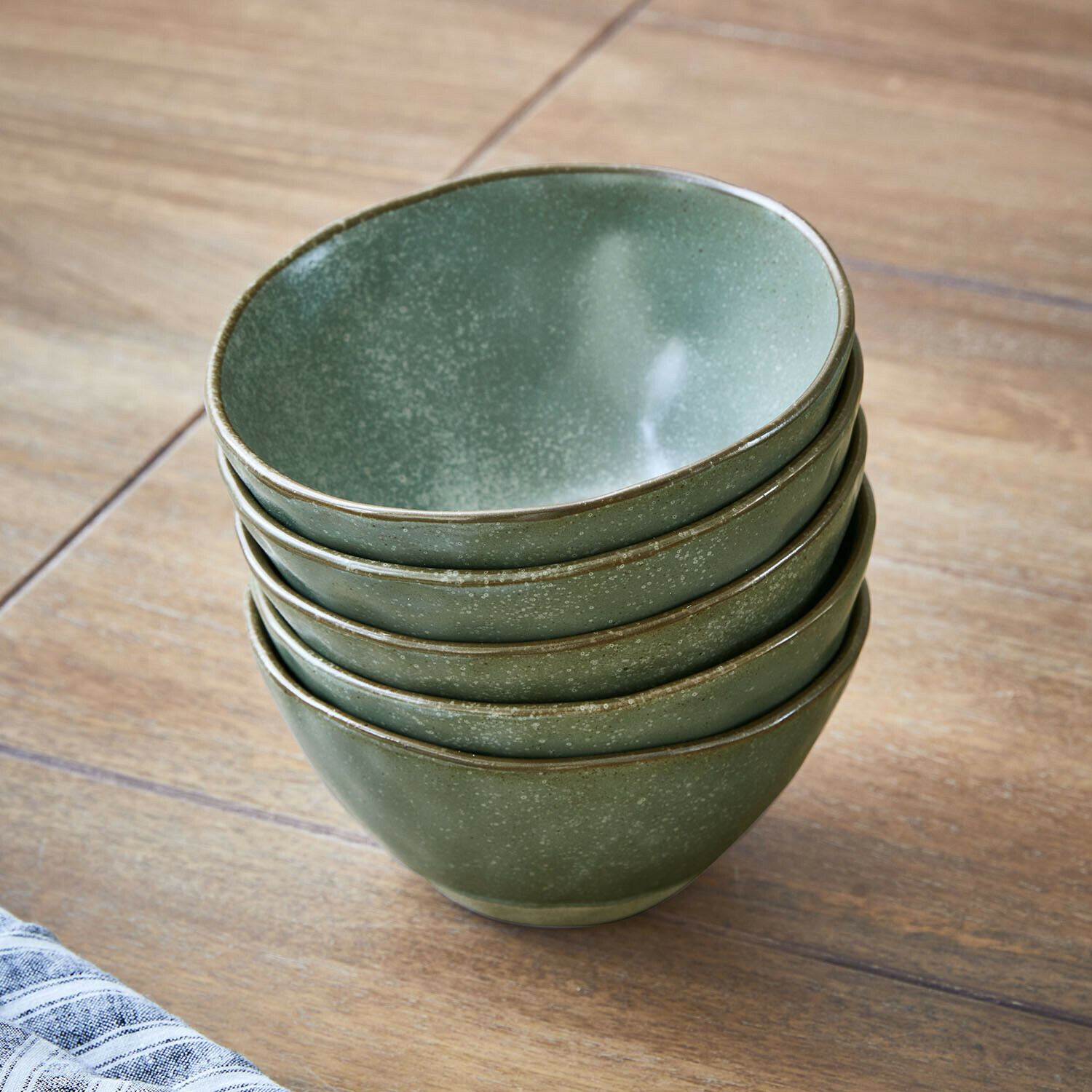 Miska, zestaw 6 szt. Biarré Zestaw zielonych ceramicznych misek o matowej fakturze na drewnianym stole, idealne do kuchni