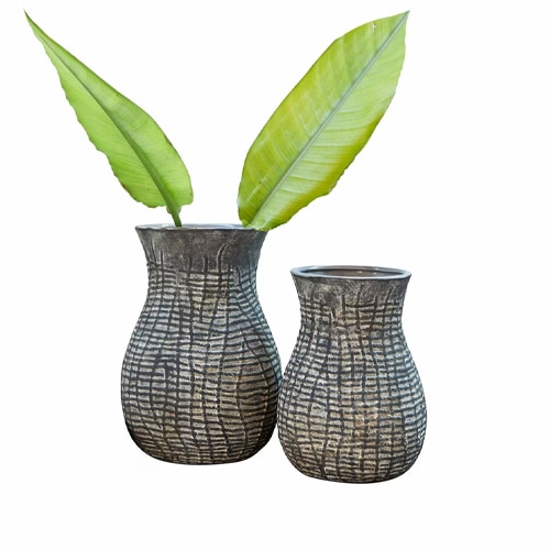 Zestaw dwóch ceramicznych wazonów w szarym kolorze z teksturowanym wzorem i zielonymi liśćmi