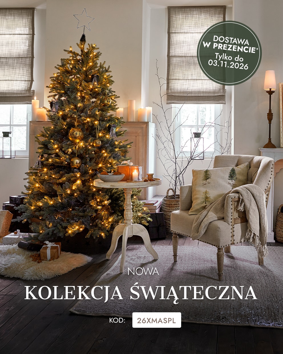 Przytulny salon z oświetloną choinką, beżowym fotelem i świątecznymi dekoracjami na ciemnej drewnianej podłodze