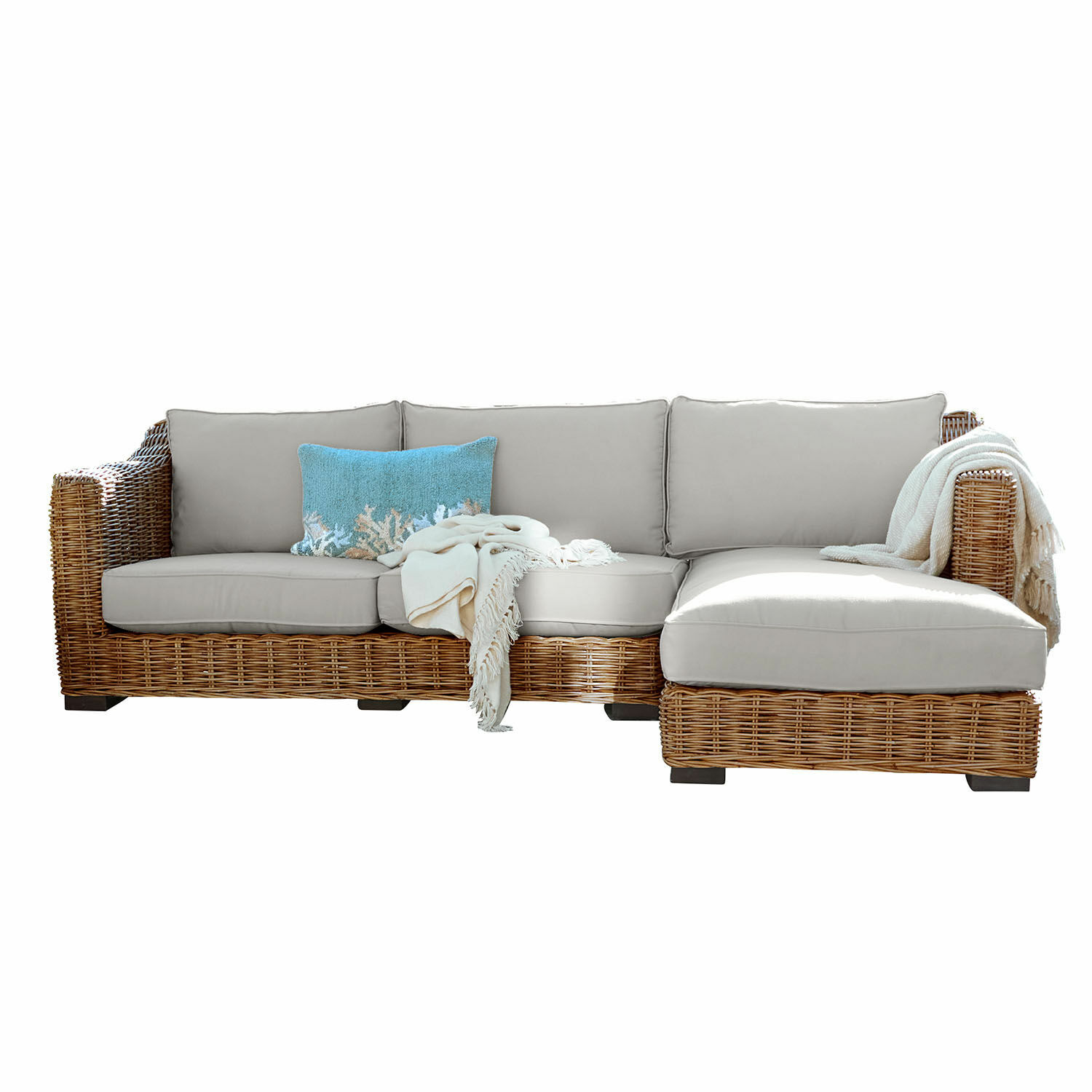 szary/brązowy Sofa Villedieu z rattanu w kolorze brązowym z szarymi poduszkami i niebieską poduszką dekoracyjną