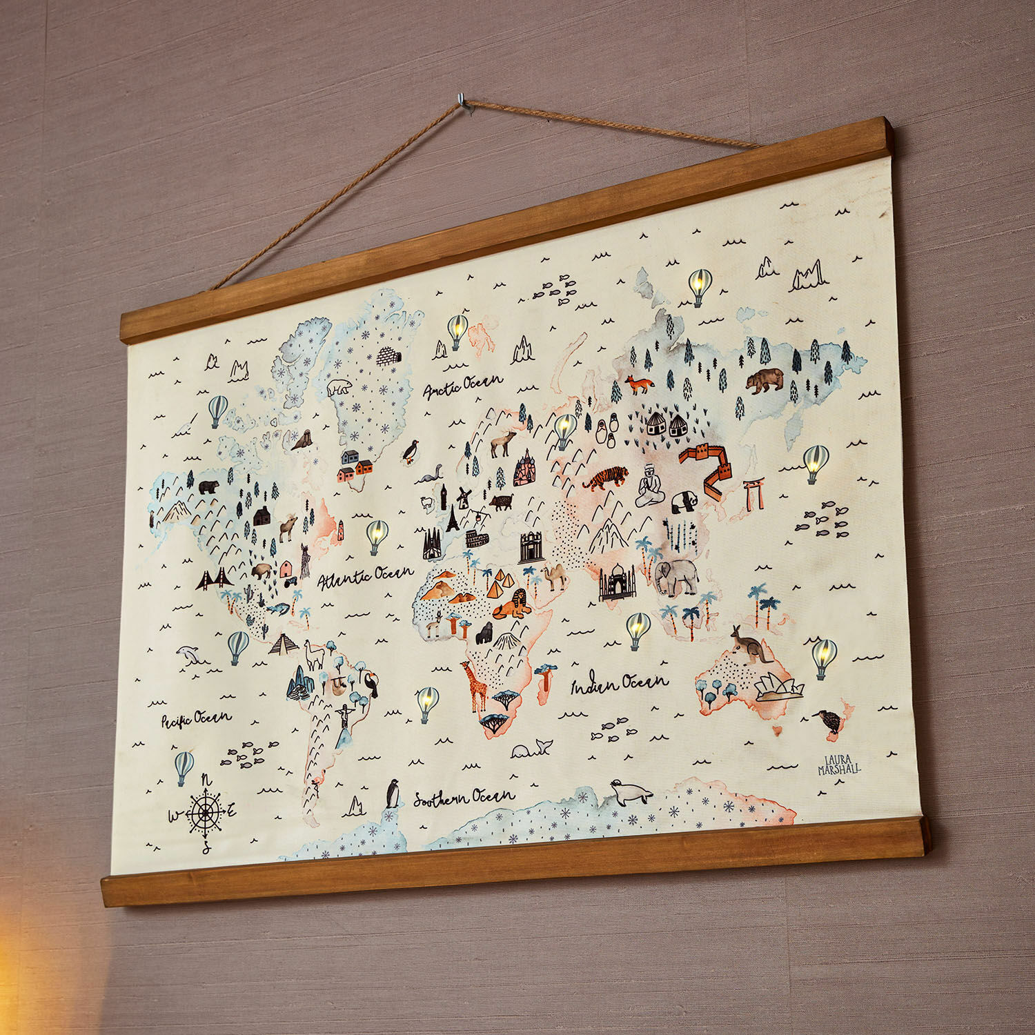 Plakat z diodami LED Chaumont Mapa świata z ilustracjami zwierząt i zabytków na płótnie z drewnianą ramą, dekoracja ścienna