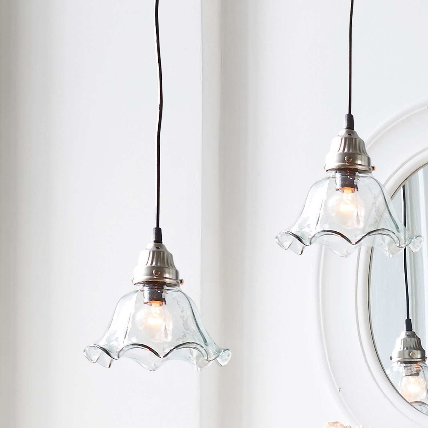 Lampa wisząca Noelle Szklana lampa wisząca z falistym kloszem i metalowym mocowaniem w jasnym wnętrzu