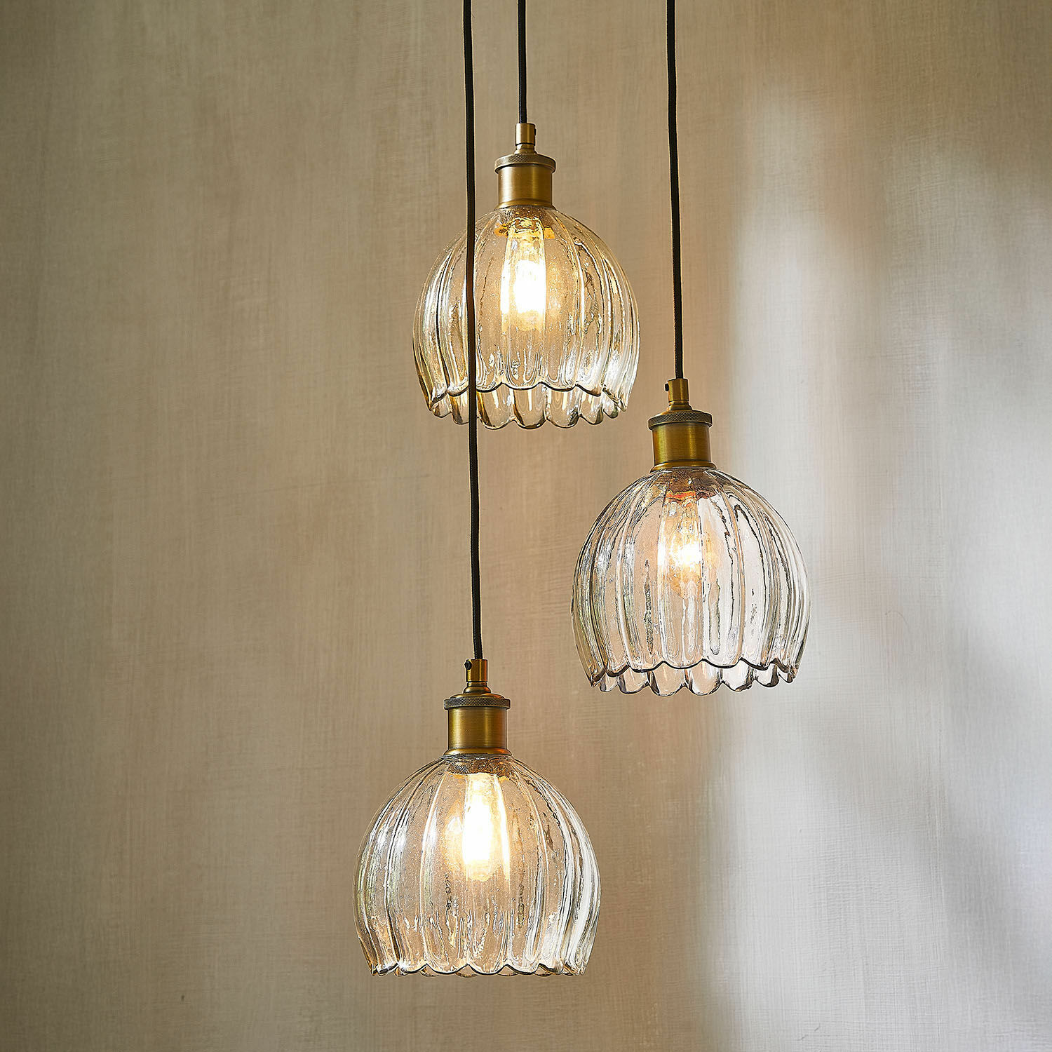 Lampa wisząca Rilenov Zestaw trzech szklanych lamp wiszących z mosiężnymi elementami, dekoracyjny oświetlenie wnętrz