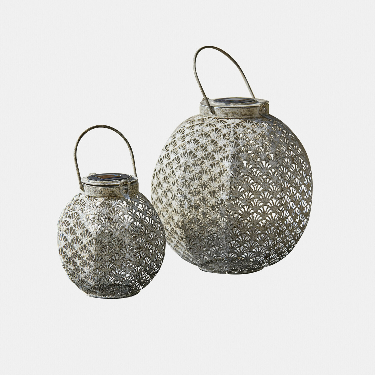 Lampion solarny, zestaw 2 szt. Omirah Dwa ażurowe lampiony z metalu w szarym kolorze z uchwytami, dekoracyjne oświetlenie ogrodowe