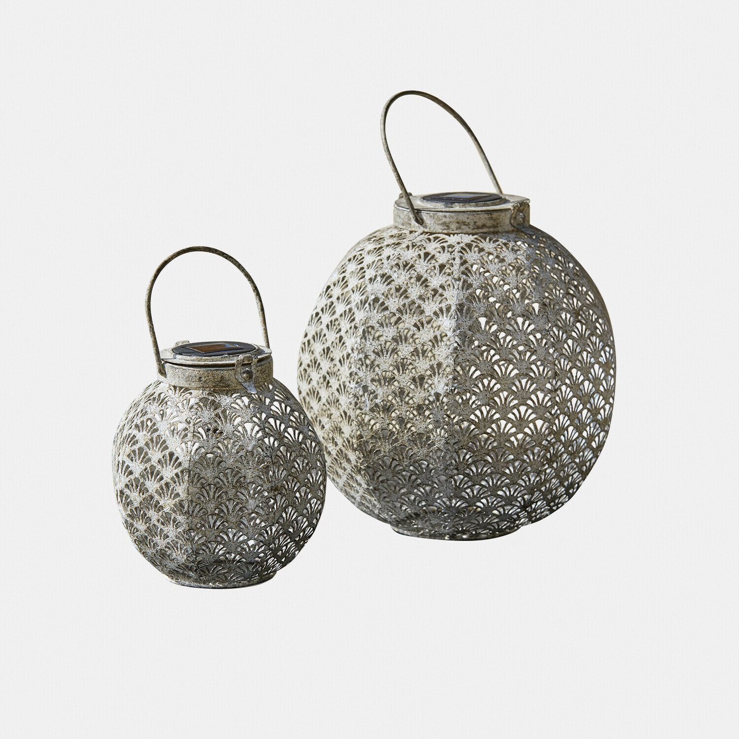 Lampion solarny, zestaw 2 szt. Omirah Dwa ażurowe lampiony z metalu w szarym kolorze z uchwytami, dekoracyjne oświetlenie ogrodowe