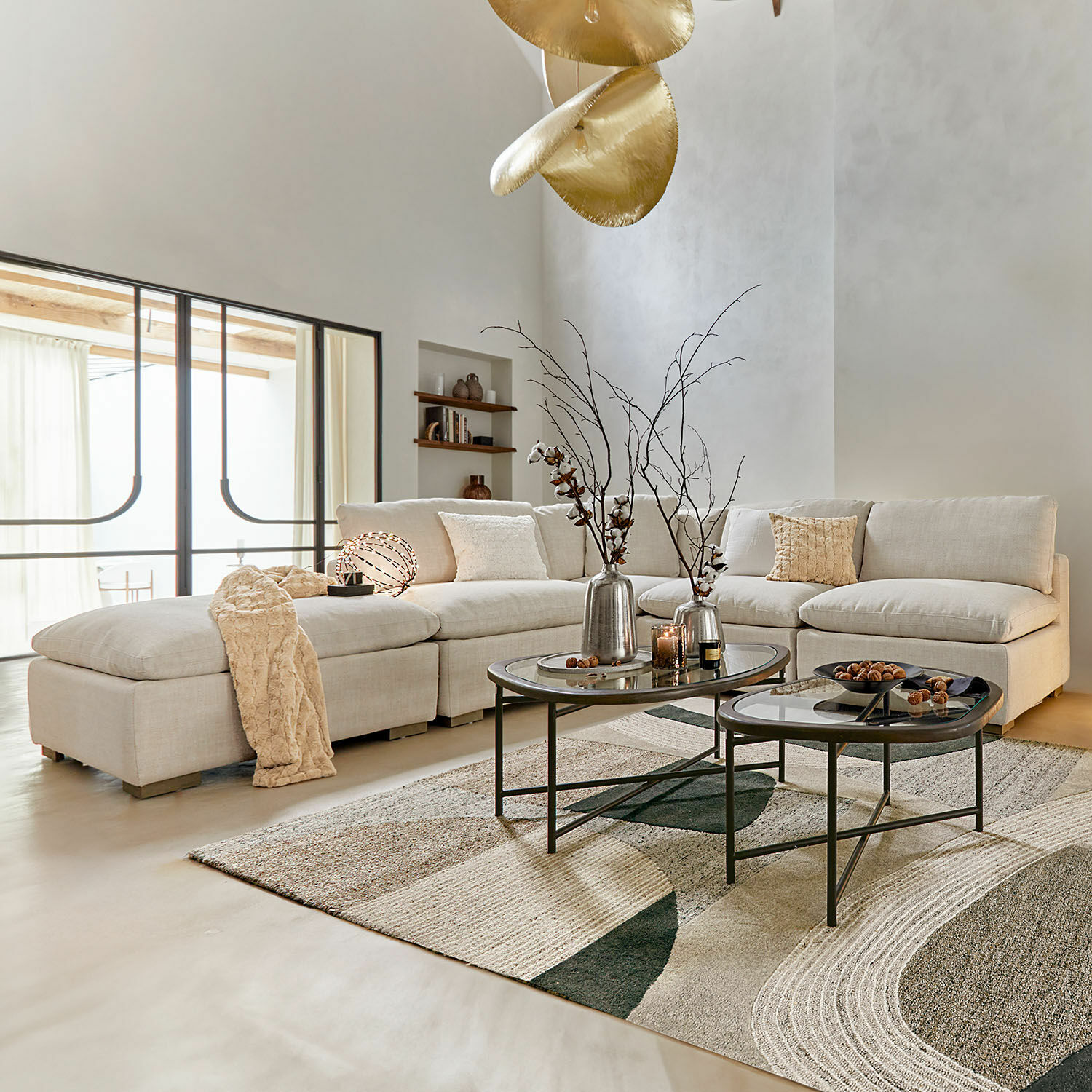 Sofa modułowa Baladou Beżowa sofa narożna z tkaniny w nowoczesnym salonie z metalowymi stolikami kawowymi i dekoracjami