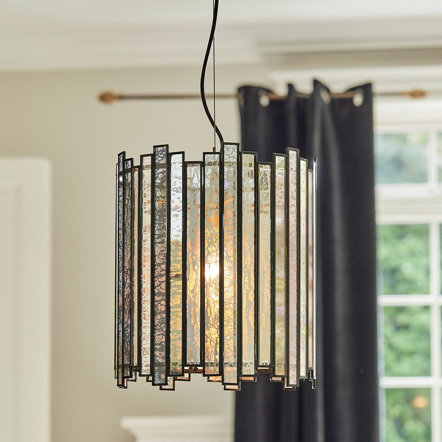 Lampa wisząca Thévigny Wisząca lampa z metalowymi i szklanymi panelami w stylu vintage, dekoracyjna lampa sufitowa do salonu