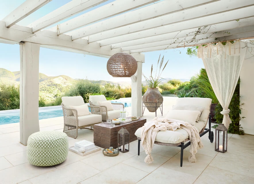 Pod białą pergolą