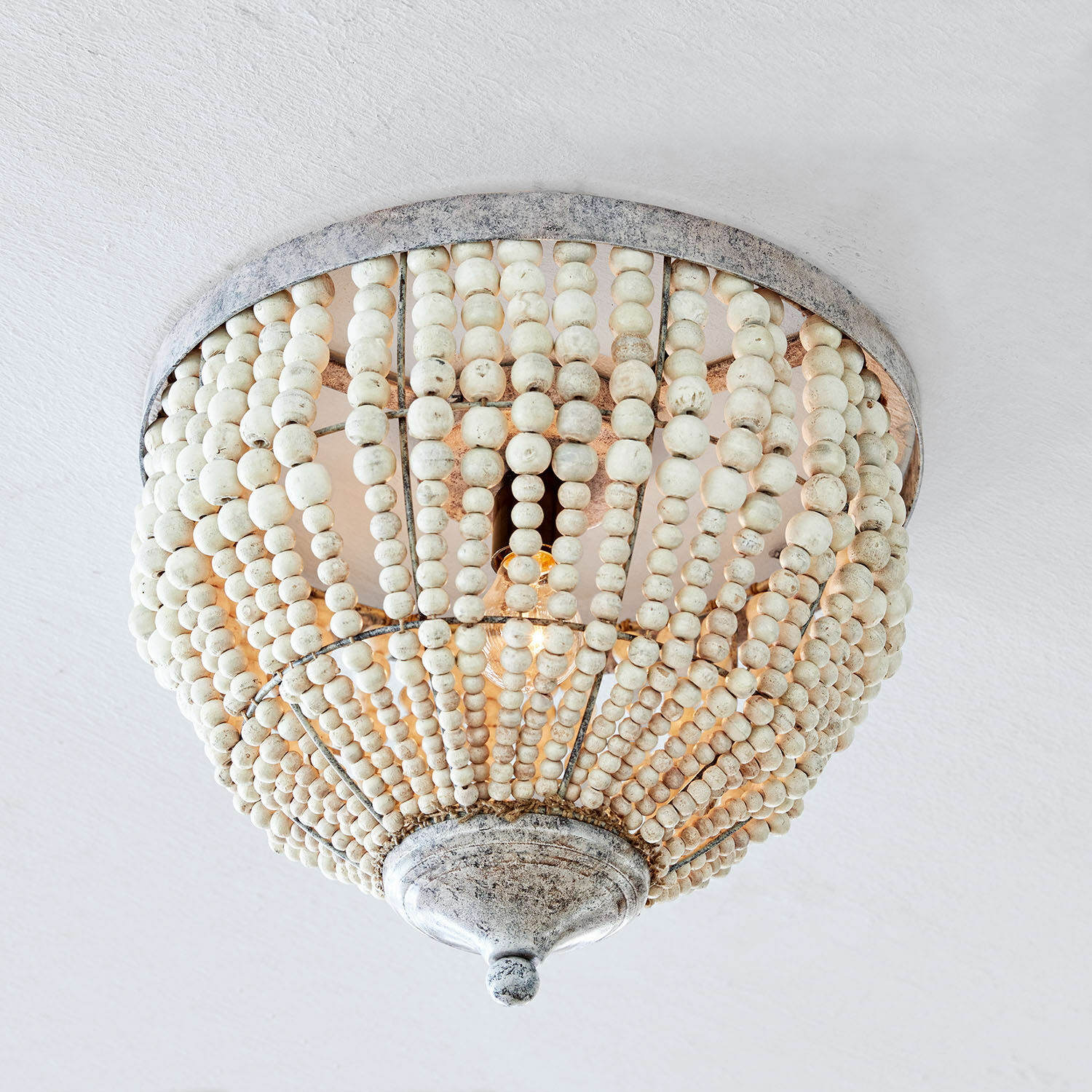 Lampa sufitowa Antereen Lampa sufitowa z białych drewnianych koralików i metalu w stylu vintage do dekoracji wnętrz