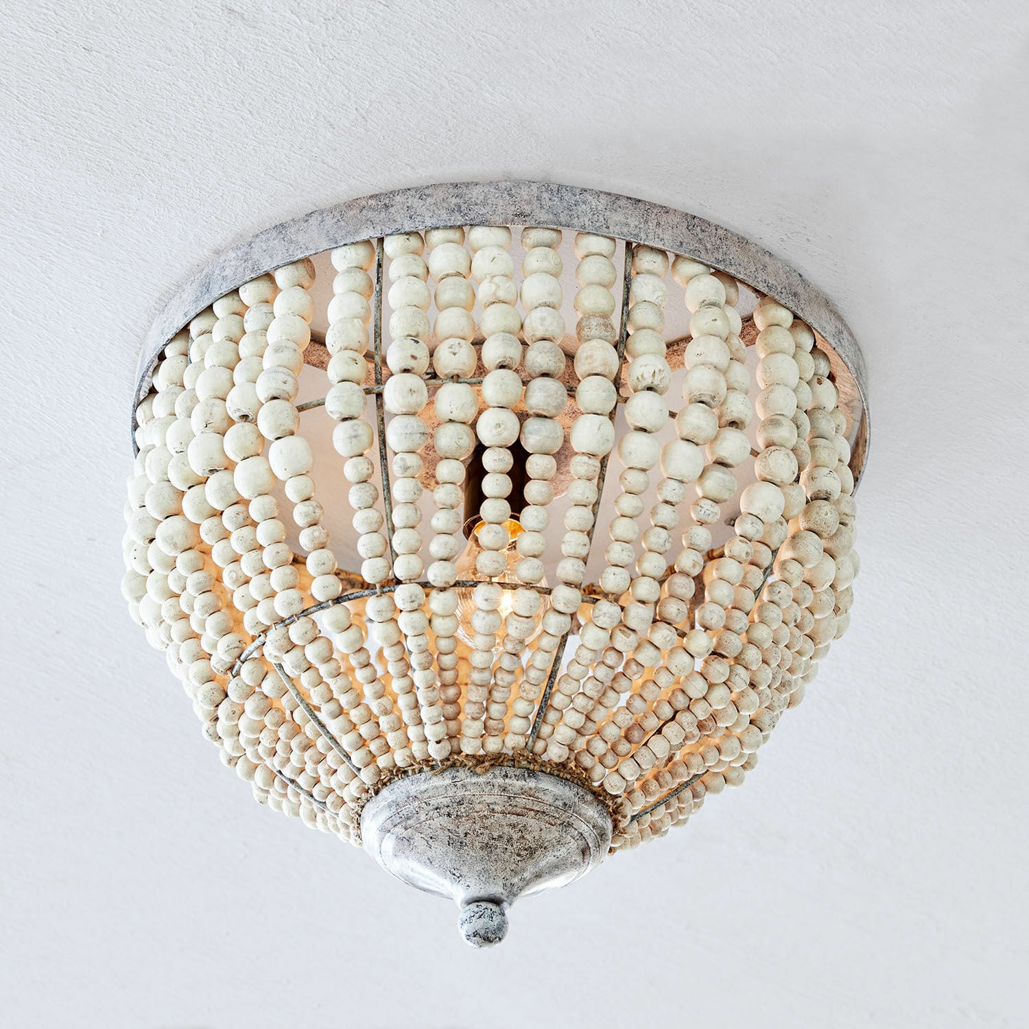 Lampa sufitowa Antereen Lampa sufitowa z białych drewnianych koralików i metalu w stylu vintage do dekoracji wnętrz