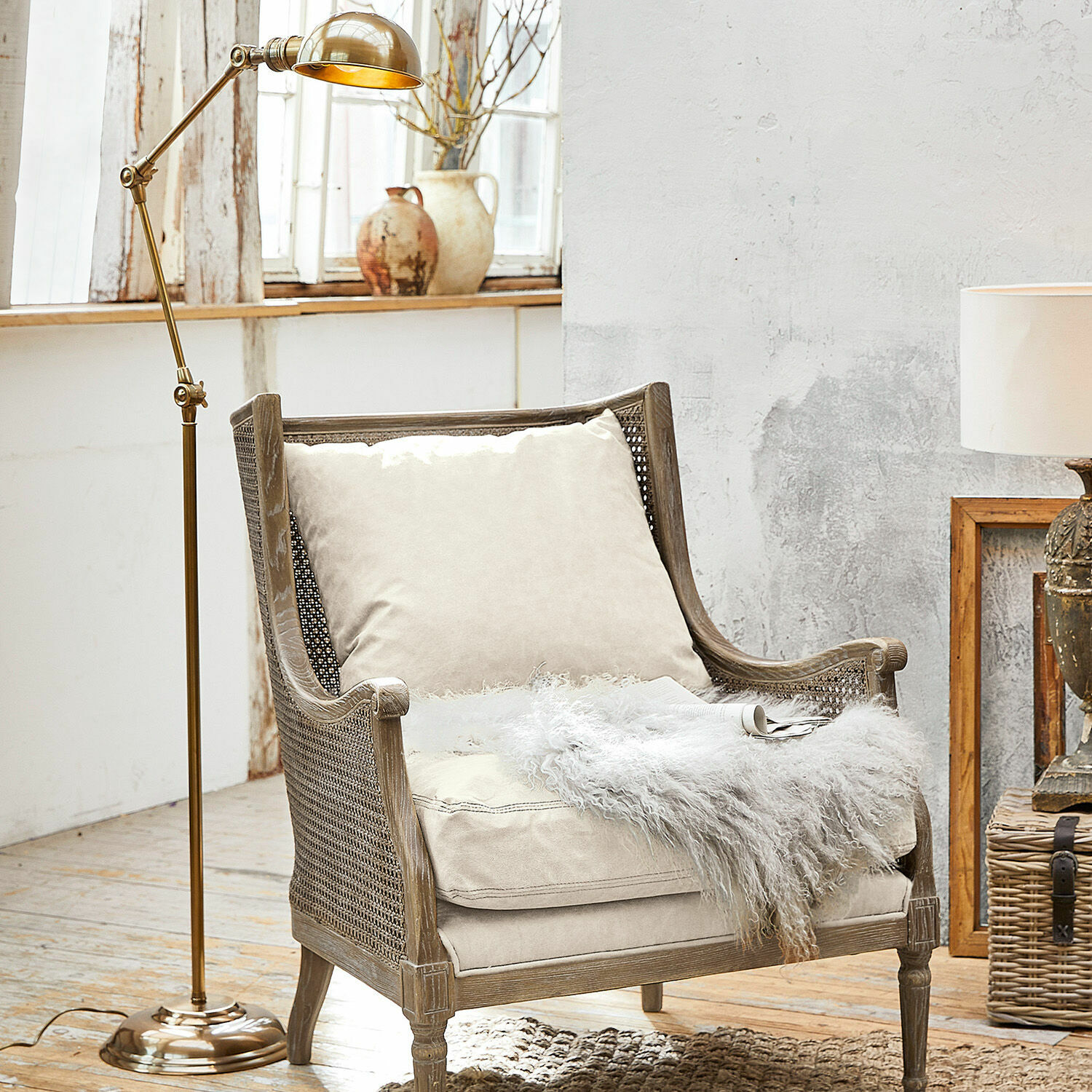 Lampa stojąca Tulsa Beżowy fotel z drewnianą ramą i miękką poduszką w stylu vintage do salonu