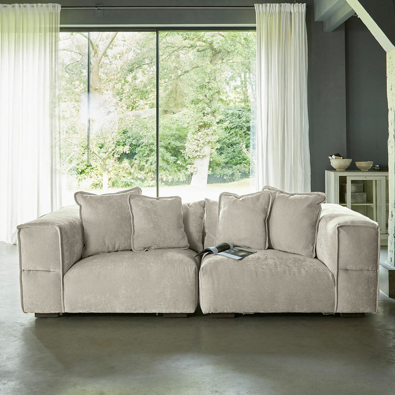 Sofa Gémonville Beżowa sofa z miękkiego materiału z poduszkami, nowoczesny mebel do salonu z dużym oknem