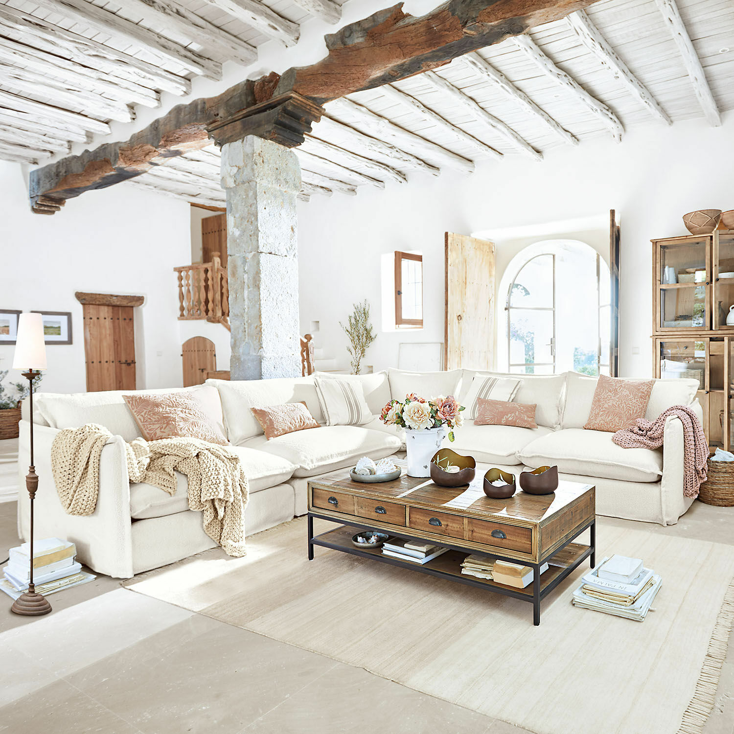 Sofa Illingworth Przestronny salon z kremową sofą narożną i drewnianym stolikiem kawowym w stylu rustykalnym