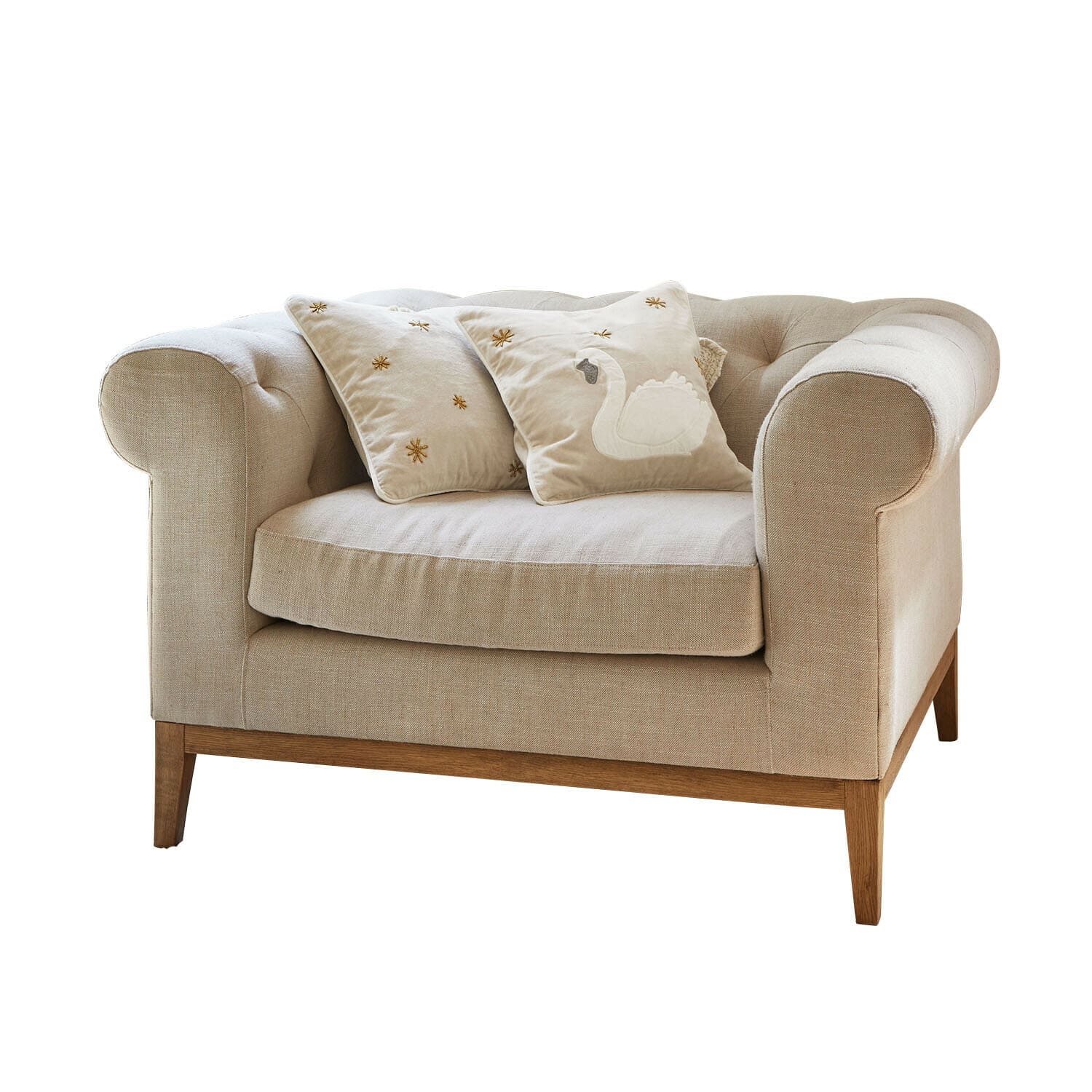 Fotel Fairbourne Beżowa sofa z tkaniny z drewnianą podstawą i dwoma ozdobnymi poduszkami z haftem łabędzia