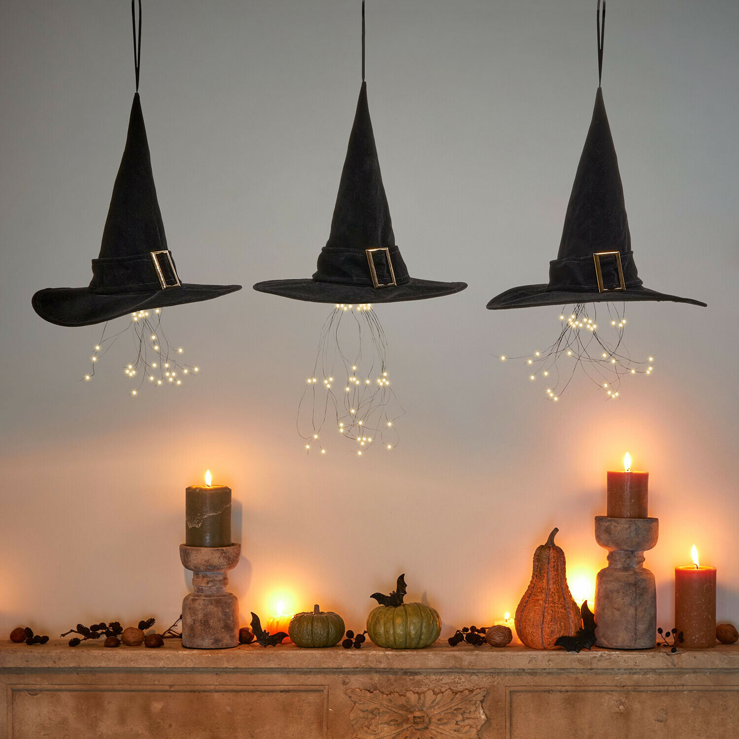 LED-owy ozdobny kapelusz, zestaw 3 szt. Elarwyn Trzy czarne kapelusze czarownicy z materiału z podświetleniem LED i dekoracją świec na Halloween