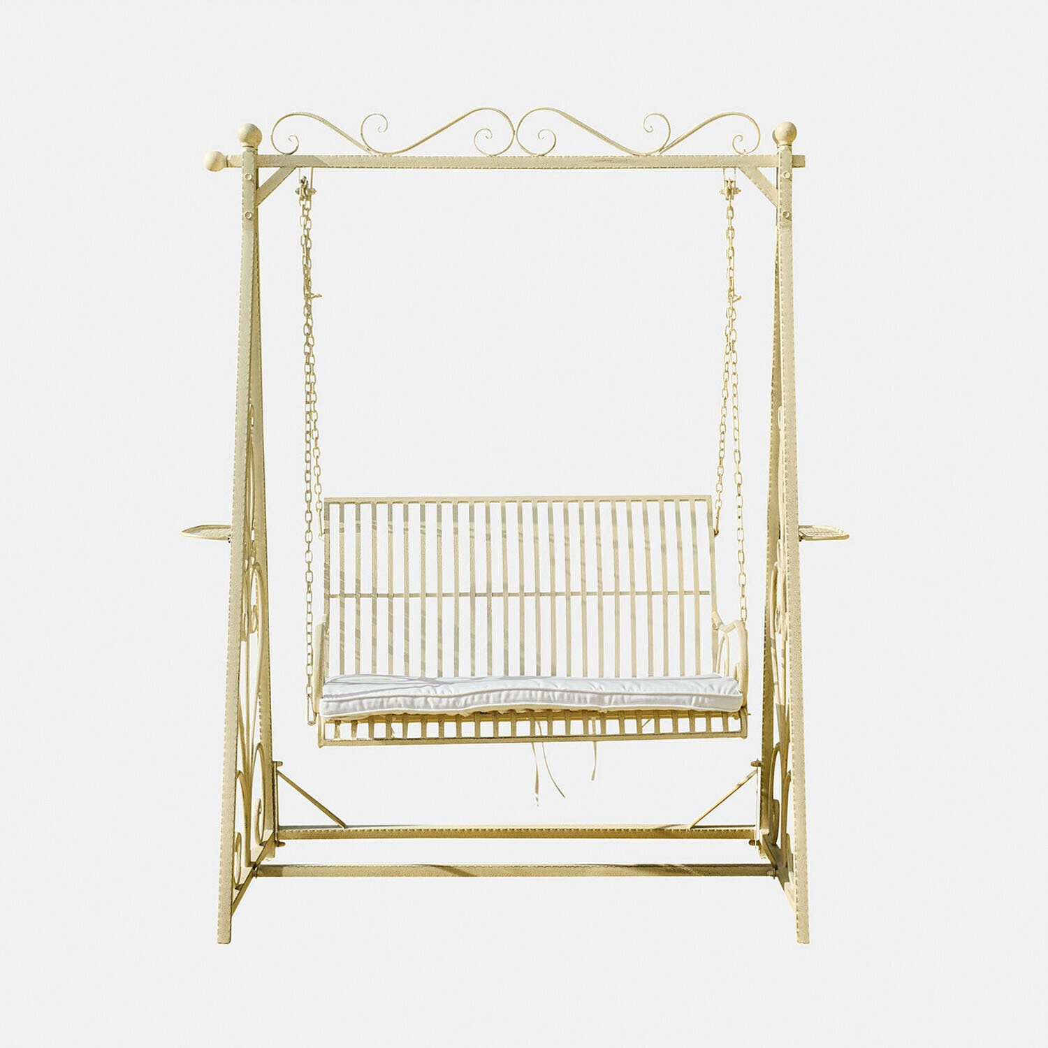 Metalowa huśtawka ogrodowa w kremowym kolorze z białą poduszką, idealna do relaksu na zewnątrz