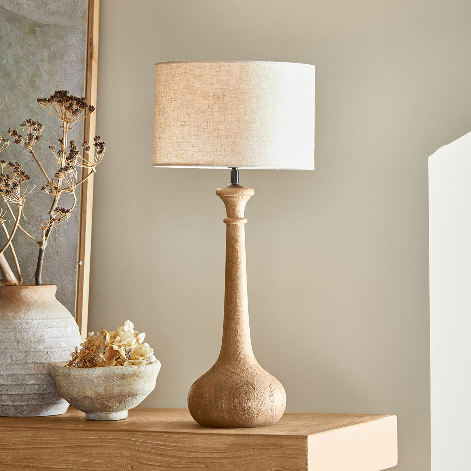 Lampa stołowa Andrées Lampka stołowa z drewnianą podstawą i beżowym abażurem, dekoracja wnętrz w stylu naturalnym