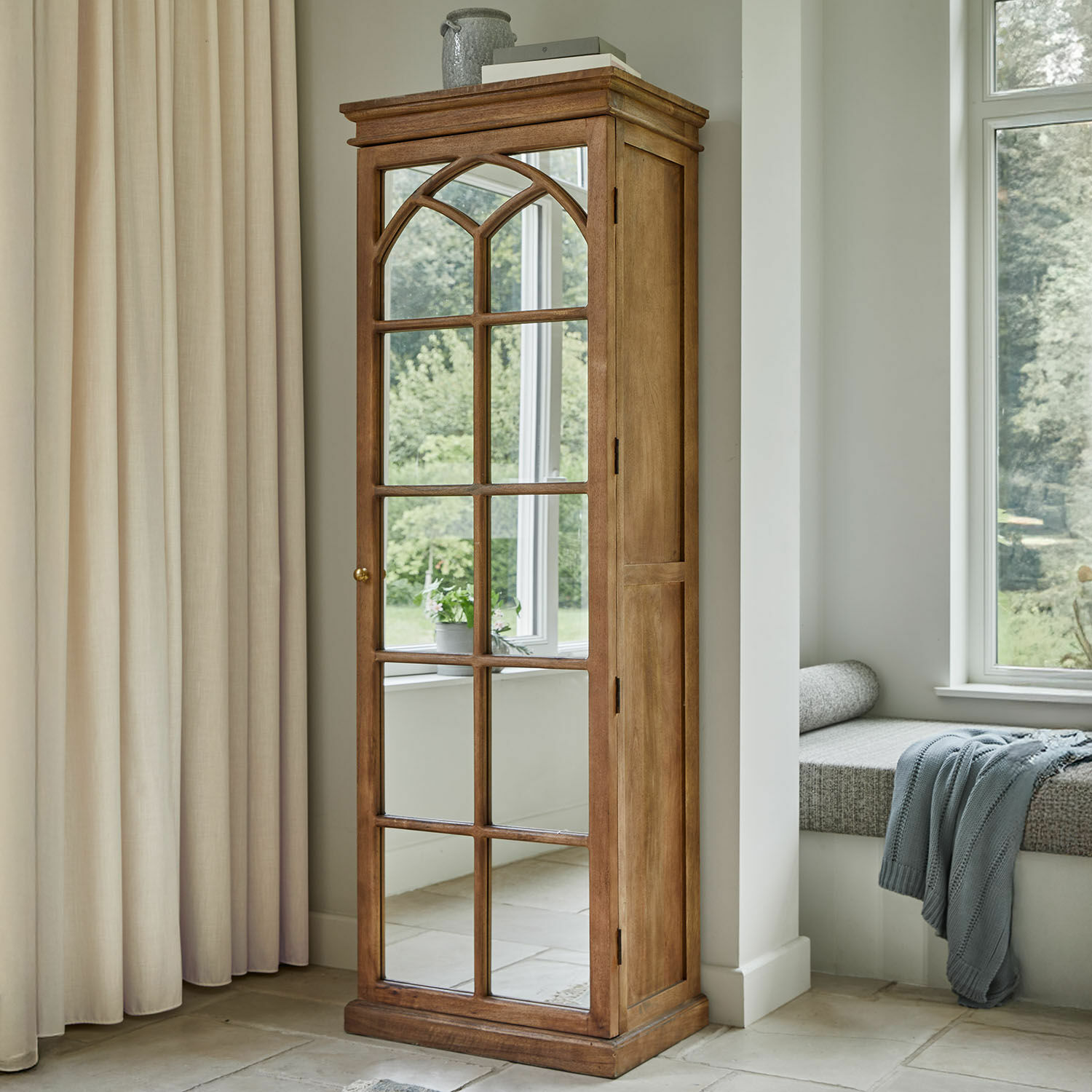 Szafa Cayey Drewniana szafka z lustrem w stylu vintage w kolorze naturalnego drewna do salonu