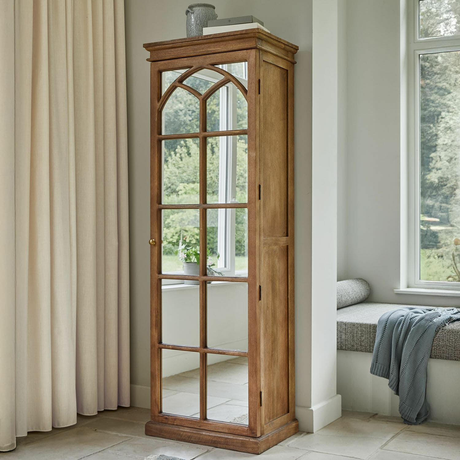 Szafa Cayey Drewniana szafka z lustrem w stylu vintage w kolorze naturalnego drewna do salonu