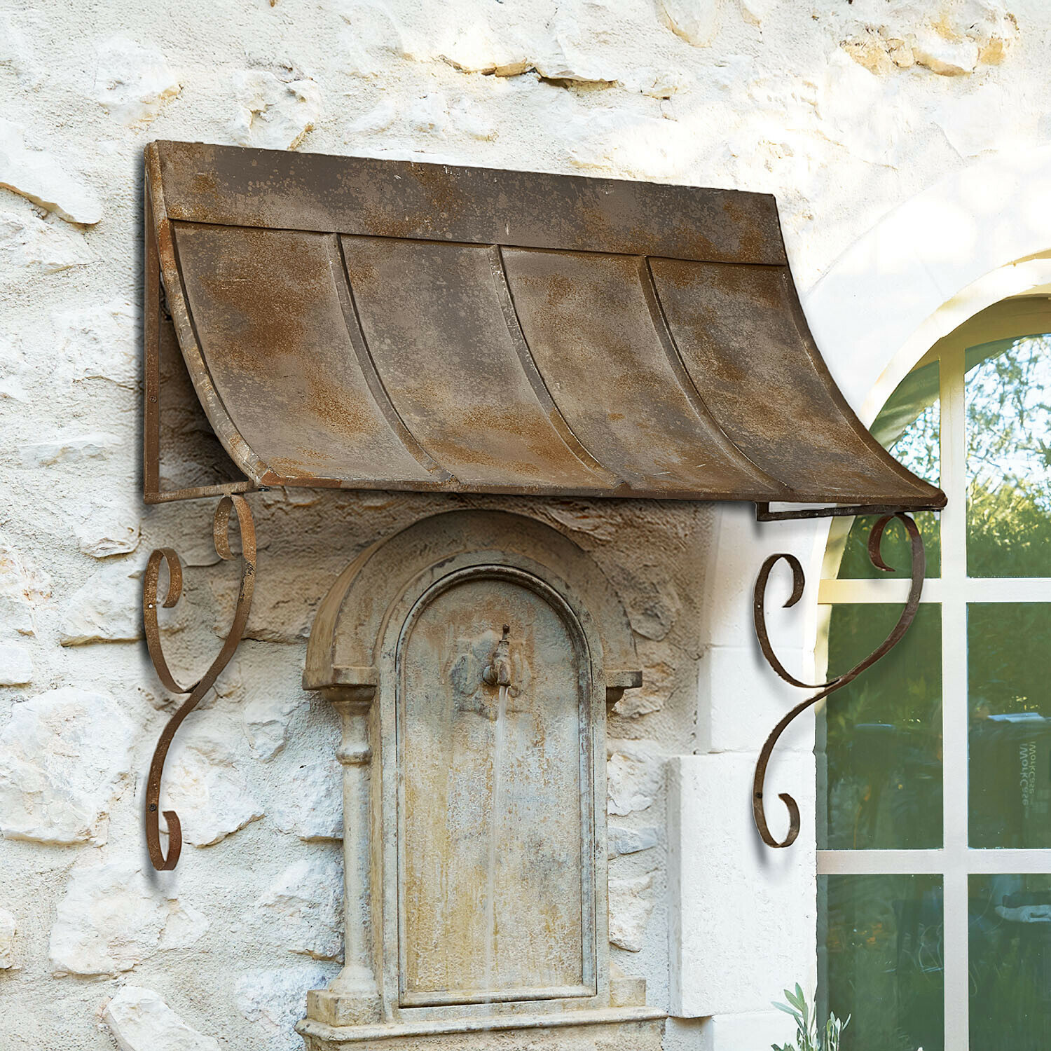 Daszek Garons-sur-Loire Metalowy daszek w stylu rustykalnym w kolorze rdzy nad kamienną fontanną na zewnątrz