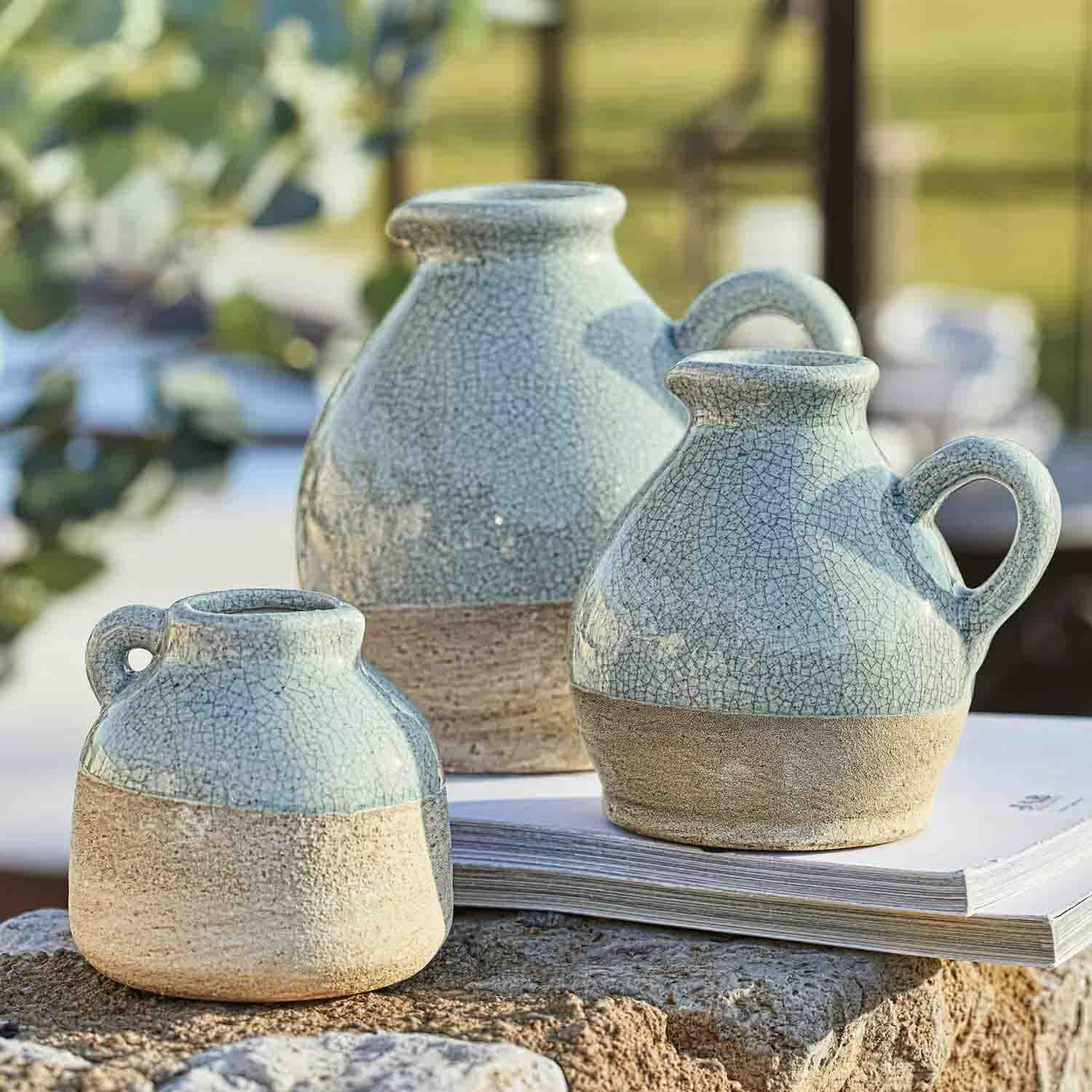 Zestaw trzech ceramicznych wazonów w kolorze niebieskim i beżowym z fakturą pęknięć, dekoracja stołu