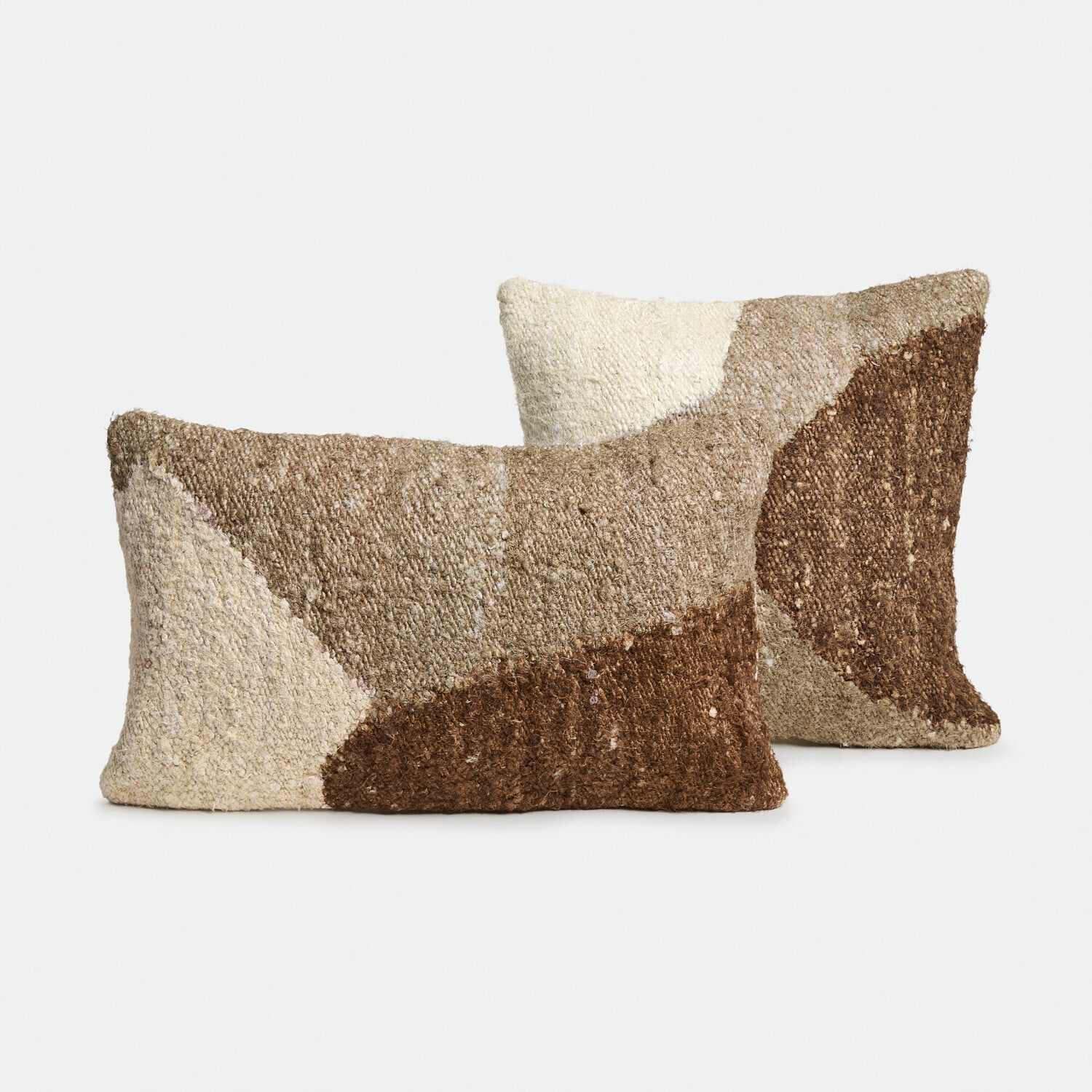 Dekoracyjne poduszki z tkaniny w odcieniach brązu i beżu, miękkie i stylowe do salonu