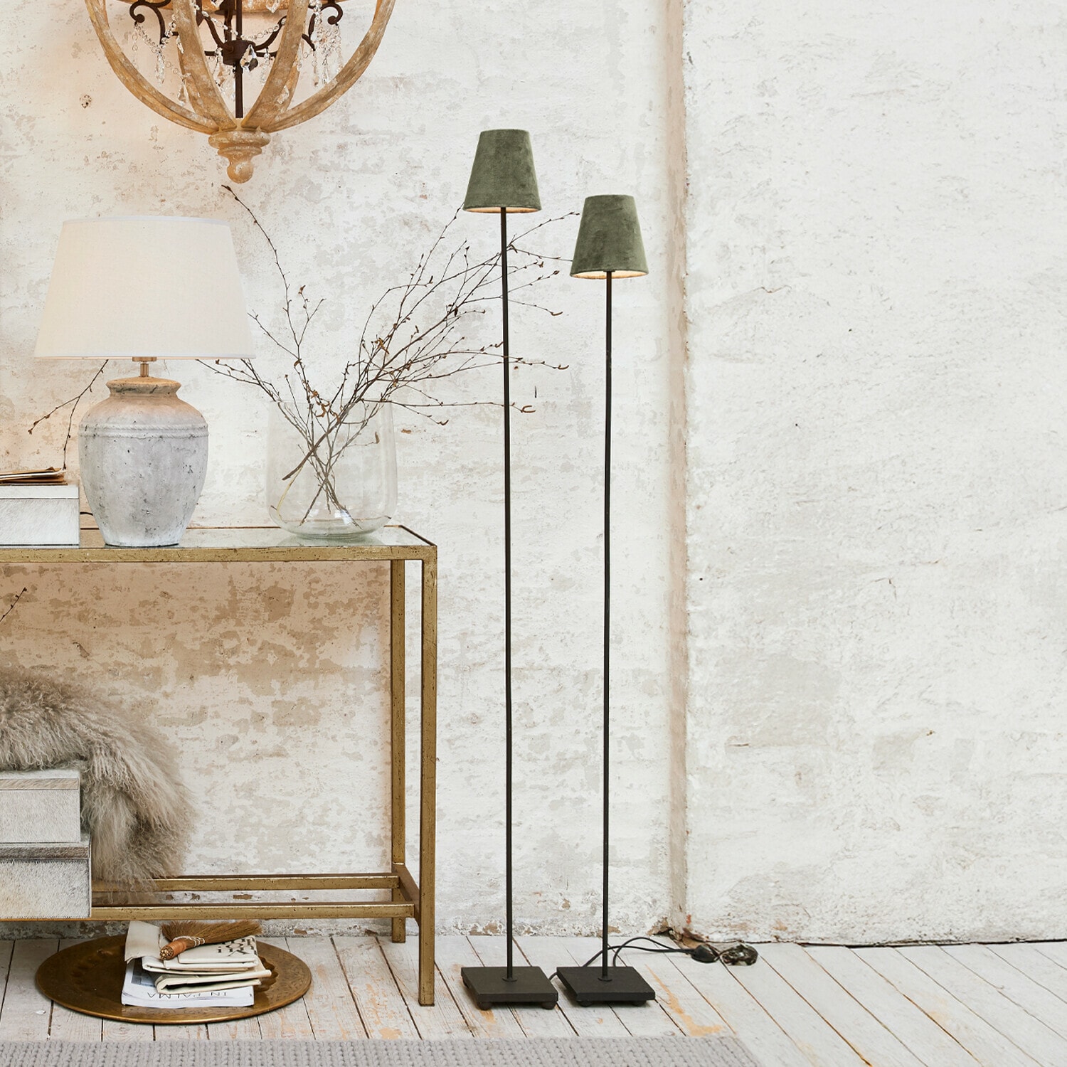 Lampa stojąca, zestaw 2 szt. Tacoma Zestaw dwóch czarnych lamp podłogowych z zielonymi abażurami i złotym stolikiem dekoracyjnym w stylu vintage
