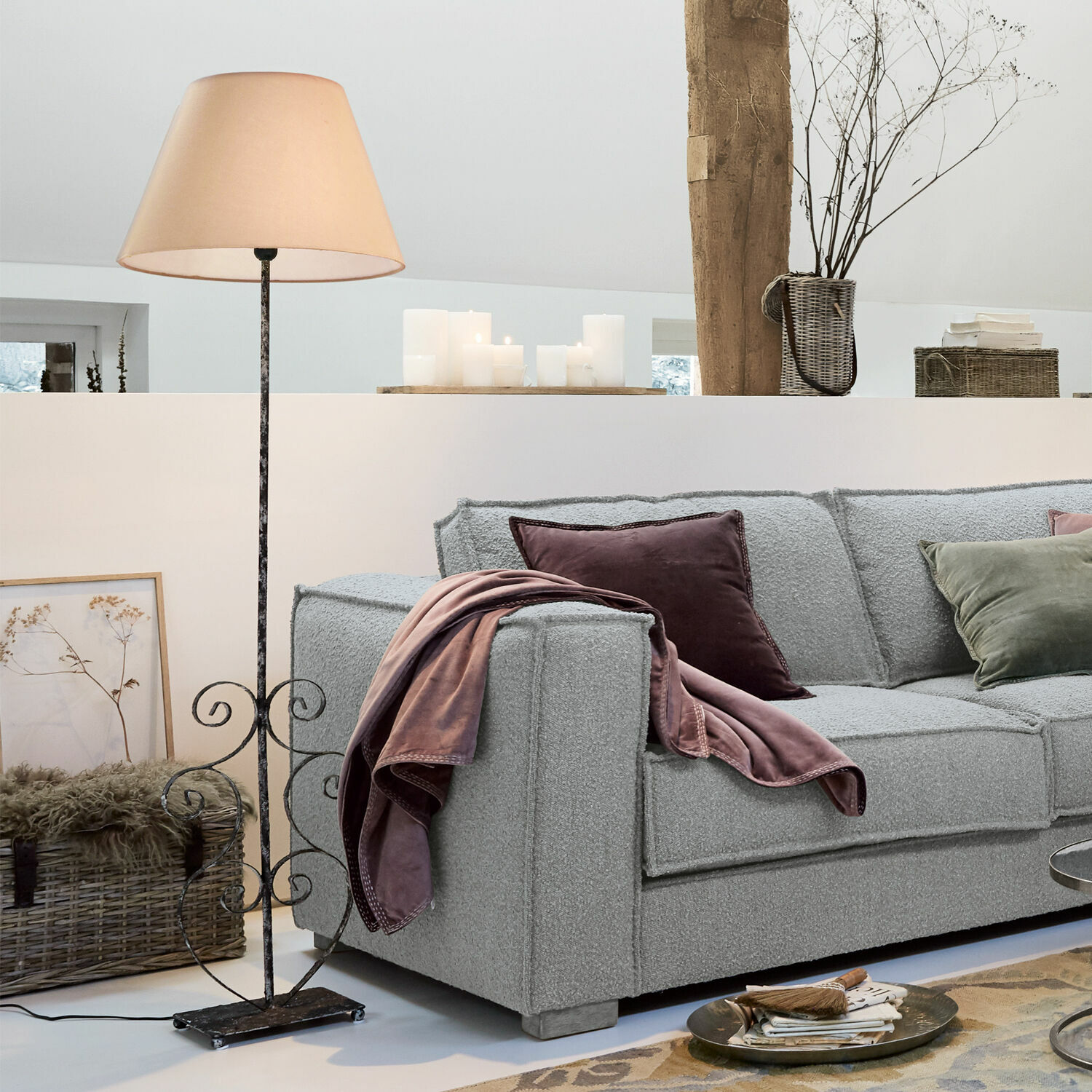 Lampa stojąca Le Havre Stojąca lampa podłogowa z metalową podstawą i beżowym abażurem w nowoczesnym salonie z szarą sofą