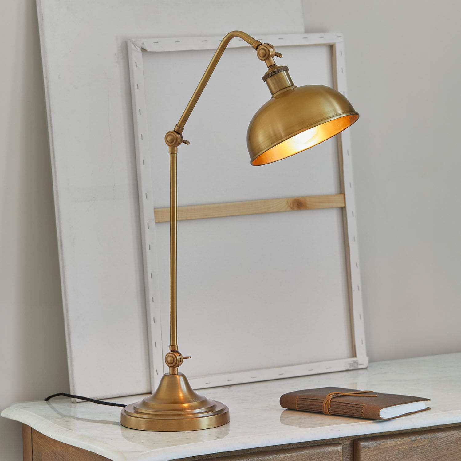 Lampa stołowa Delacroille Mosiężna lampka stołowa z regulowanym ramieniem na marmurowym blacie, styl vintage do biura