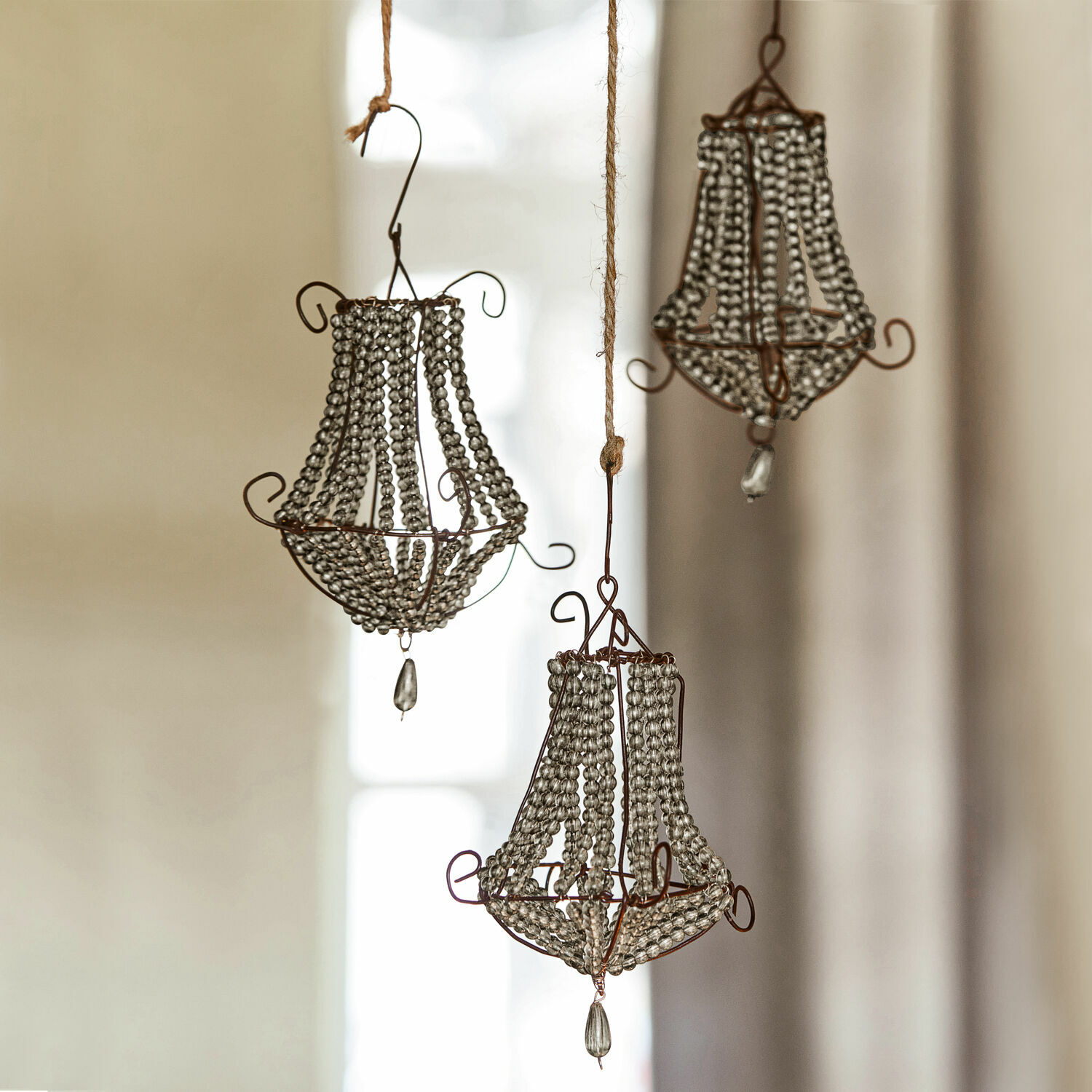 Świąteczna zawieszka, zestaw 3 szt. Gilpin Zestaw trzech dekoracyjnych lampionów z drutu i szklanych koralików w stylu vintage