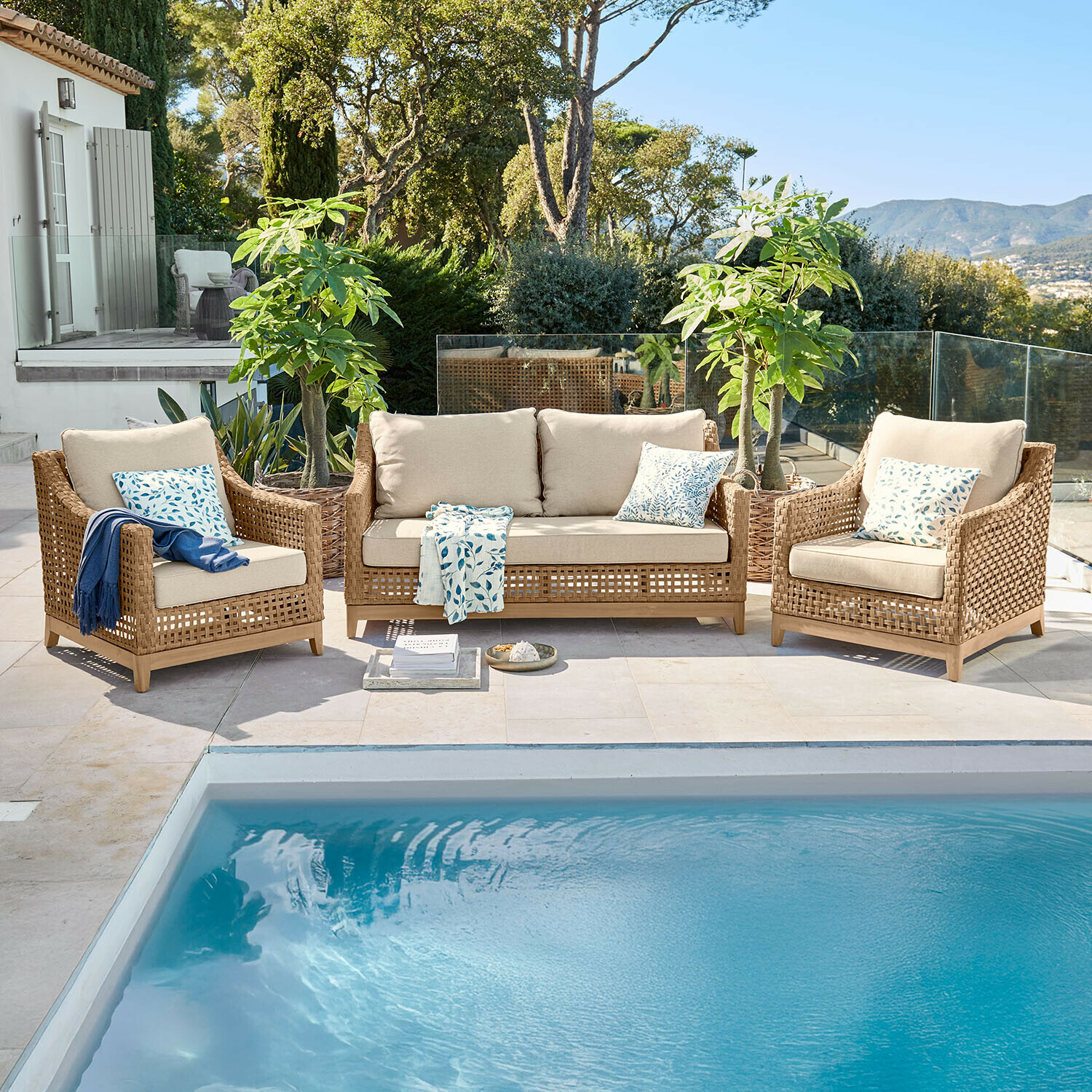 Zestaw mebli Isolara Zestaw mebli ogrodowych z beżowymi poduszkami i plecionym brązowym rattanu przy basenie