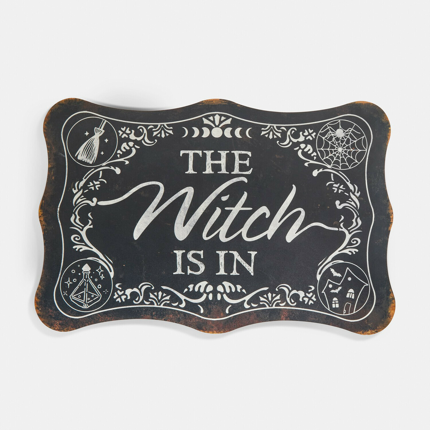 Tabliczka ozdobna Talmora Czarna metalowa tabliczka dekoracyjna z napisem The Witch Is In i motywami halloweenowymi