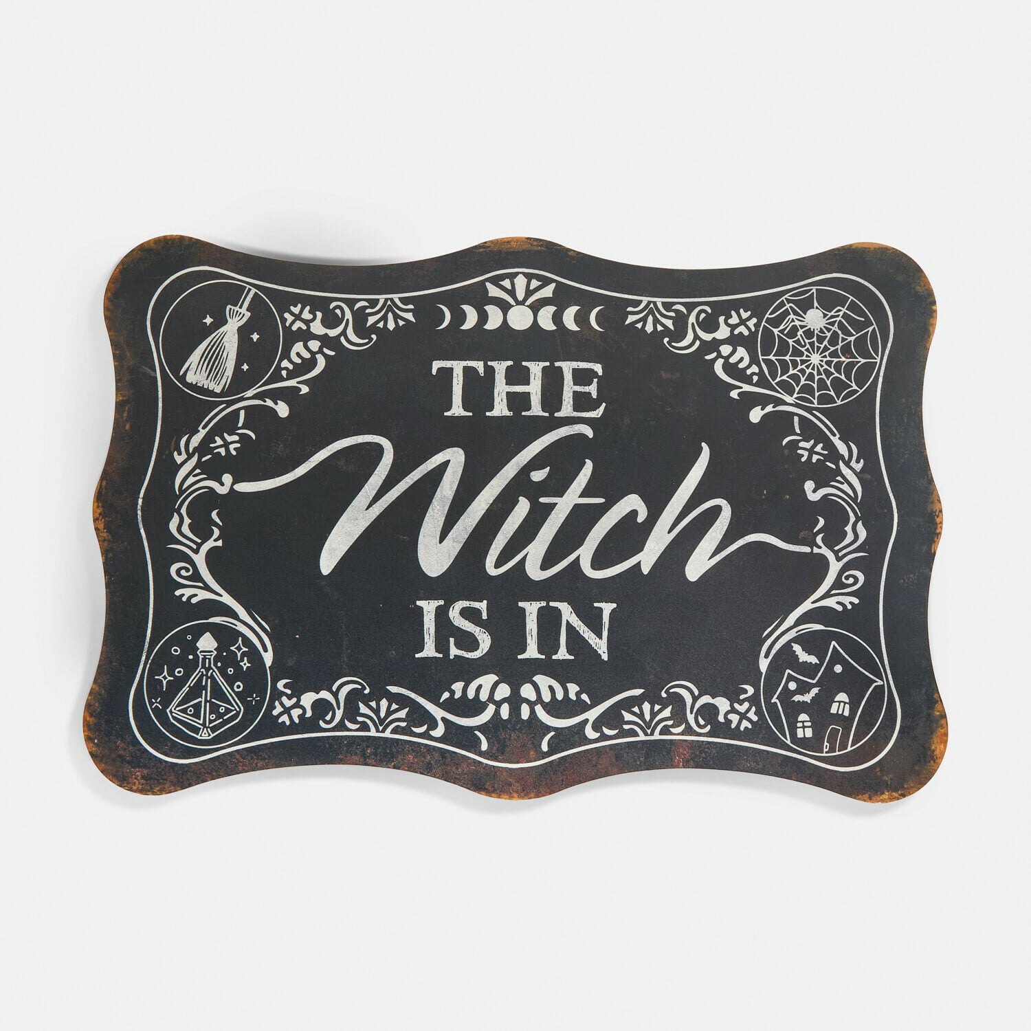 Tabliczka ozdobna Talmora Czarna metalowa tabliczka dekoracyjna z napisem The Witch Is In i motywami halloweenowymi