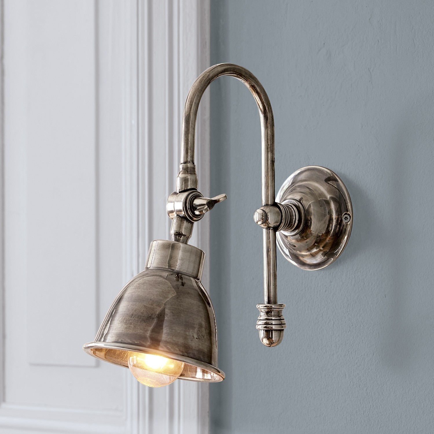 Kinkiet Gemma Metalowa lampa ścienna w kolorze srebrnym z regulowanym kloszem i żarówką LED do wnętrz