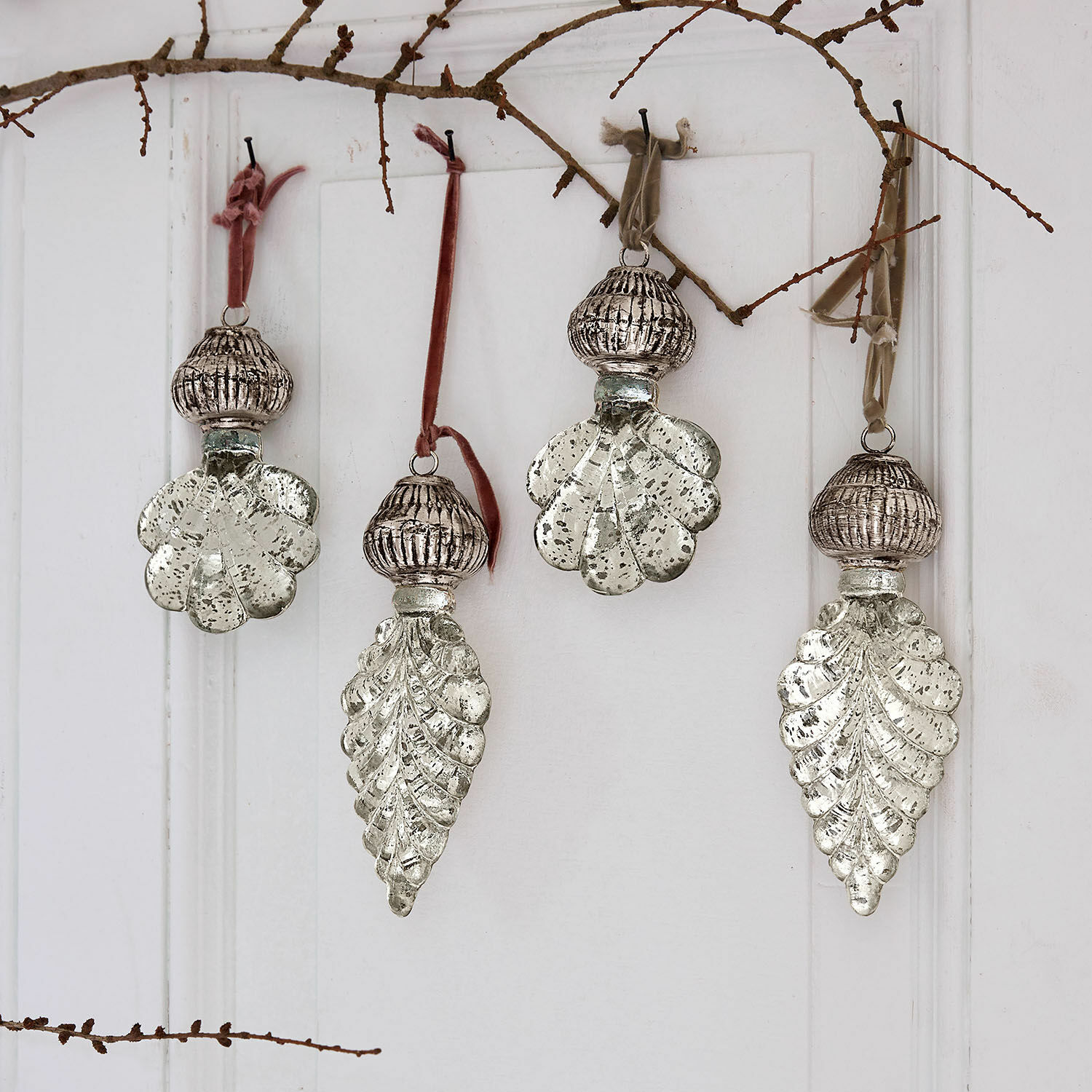 Ozdoby wiszące, zestaw 4 szt. Géraudet Zestaw czterech dekoracji wiszących z przezroczystego szkła z metalowymi elementami i kolorowymi wstążkami