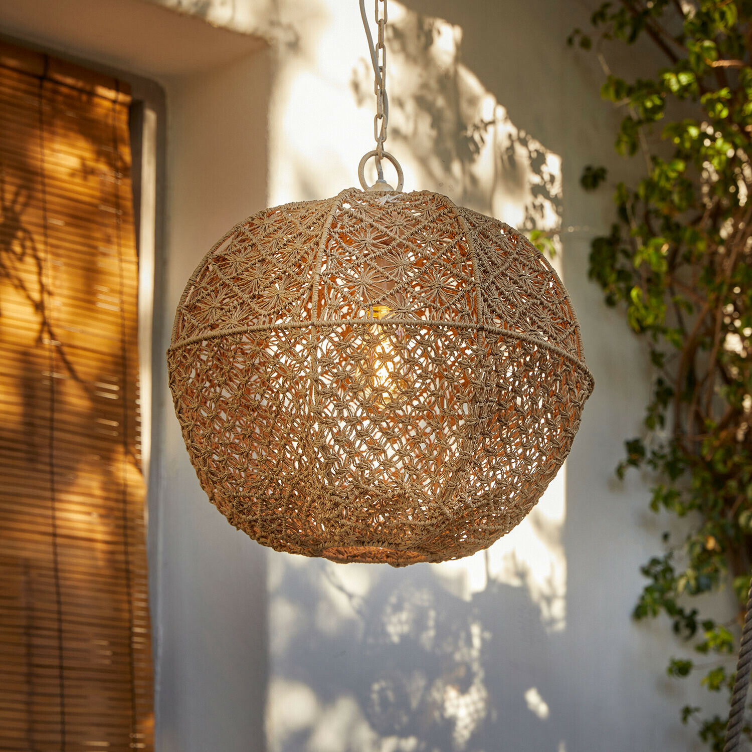Okrągła lampa wisząca z plecionego naturalnego sznurka w beżowym kolorze do dekoracji wnętrz