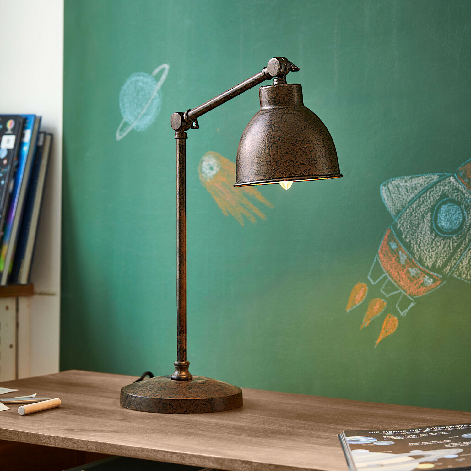 Lampa biurkowa Cheeklee Metalowa lampka stołowa w stylu vintage w kolorze rdzawego brązu na drewnianym biurku z zieloną tablicą w tle
