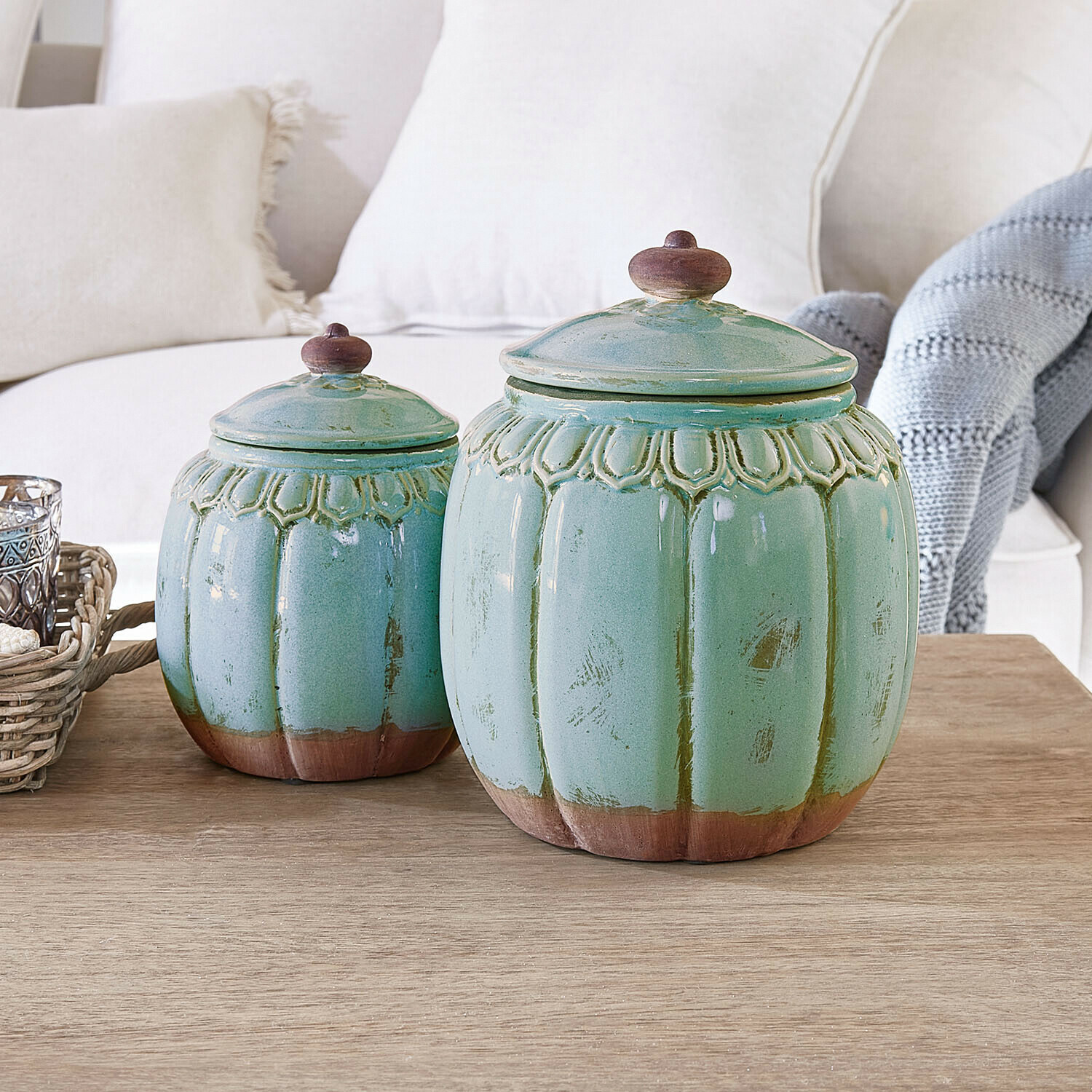 Pojemnik, zestaw 2 szt. Valerosas Zestaw dwóch ceramicznych pojemników w kolorze zielonym z brązowymi detalami na drewnianym stole