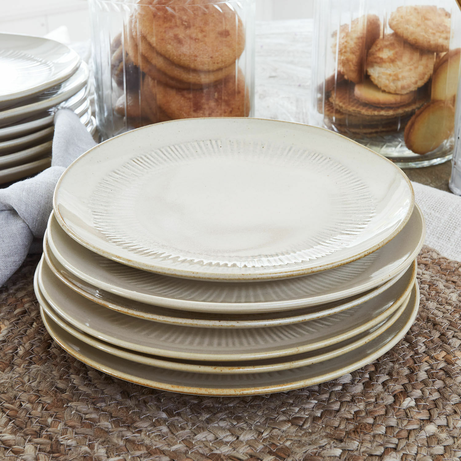 Zestaw 6 talerzy Périers Zestaw kremowych ceramicznych talerzy z delikatnym wzorem, idealny do codziennego użytku w kuchni