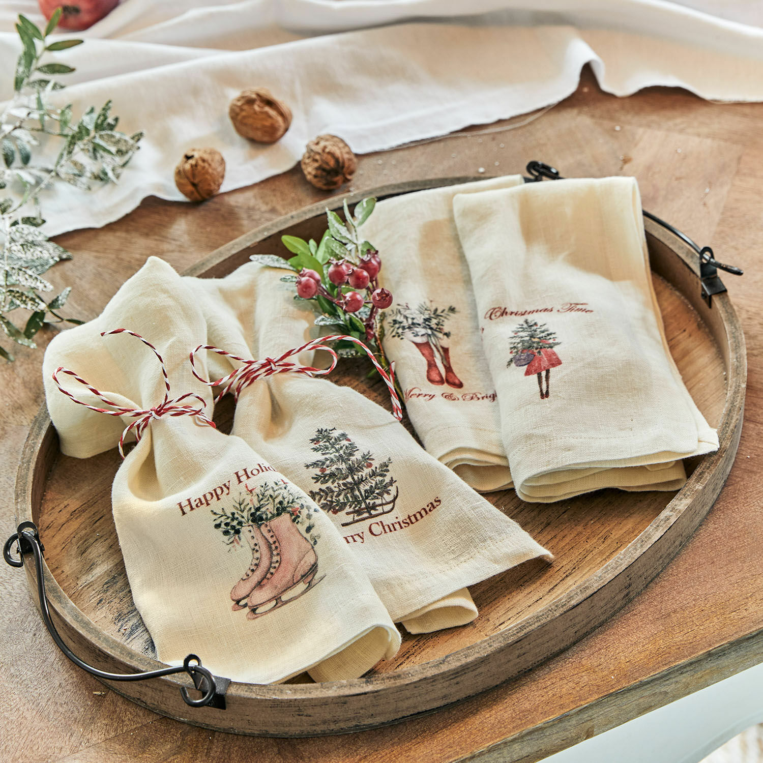 Serwetka, zestaw 4 szt. Merry & Bright Lniane kremowe ściereczki z motywami świątecznymi i czerwonym sznurkiem na drewnianej tacy