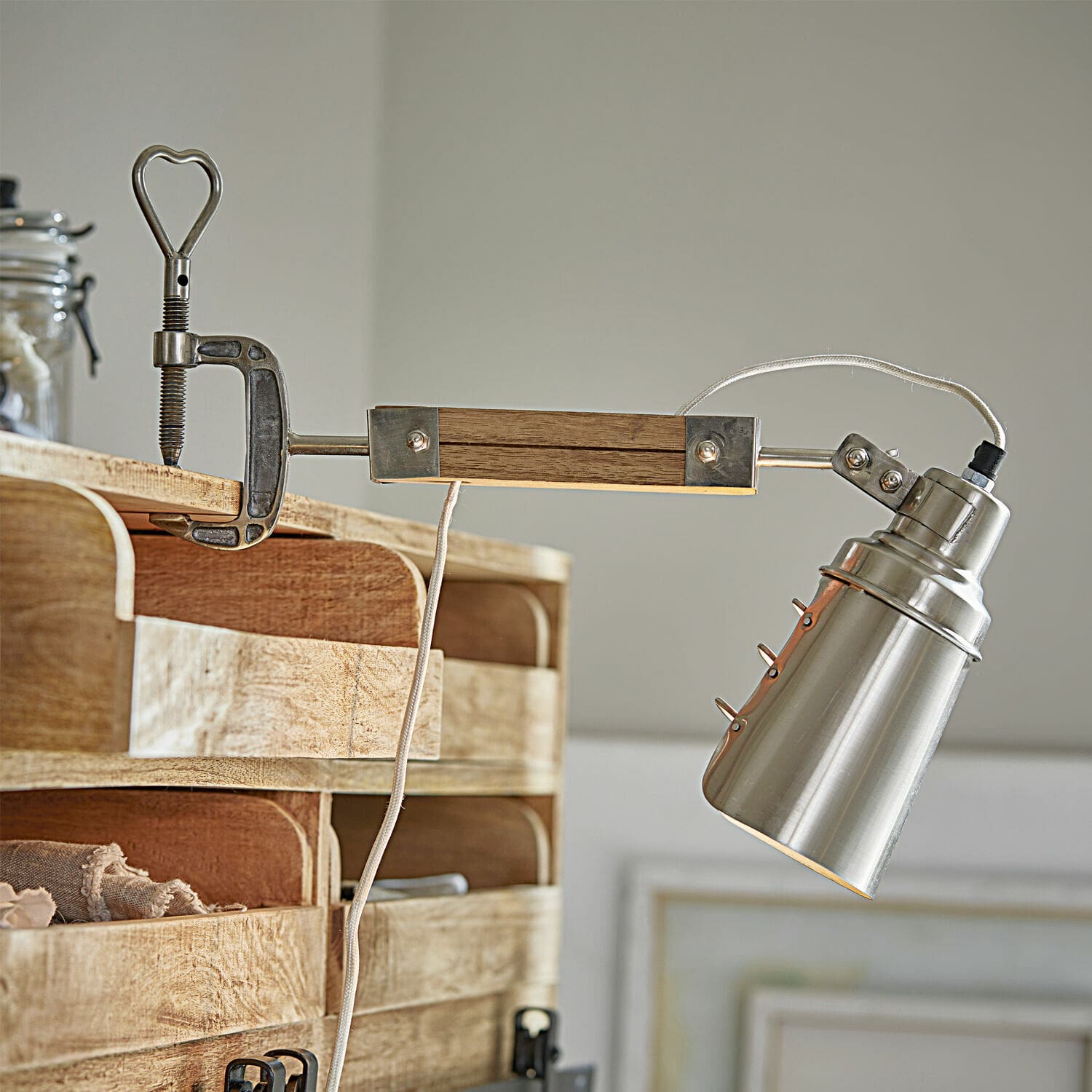 Lampa z zaciskiem Lewiston Metalowa lampka z klamrą i drewnianym ramieniem w stylu vintage do montażu na meblach