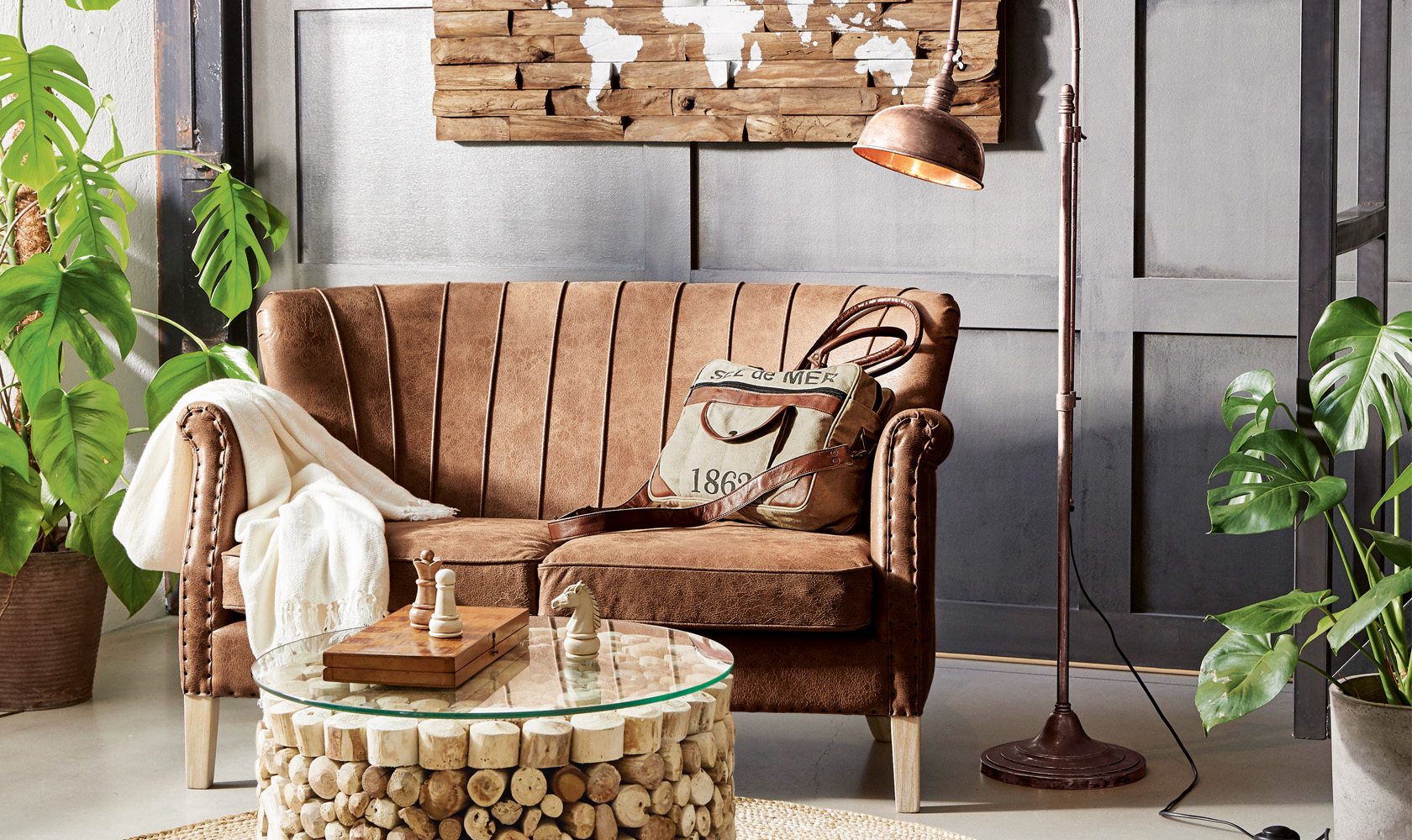 Brązowa skórzana sofa vintage z kremowym kocem i drewnianym stolikiem z szachami w salonie