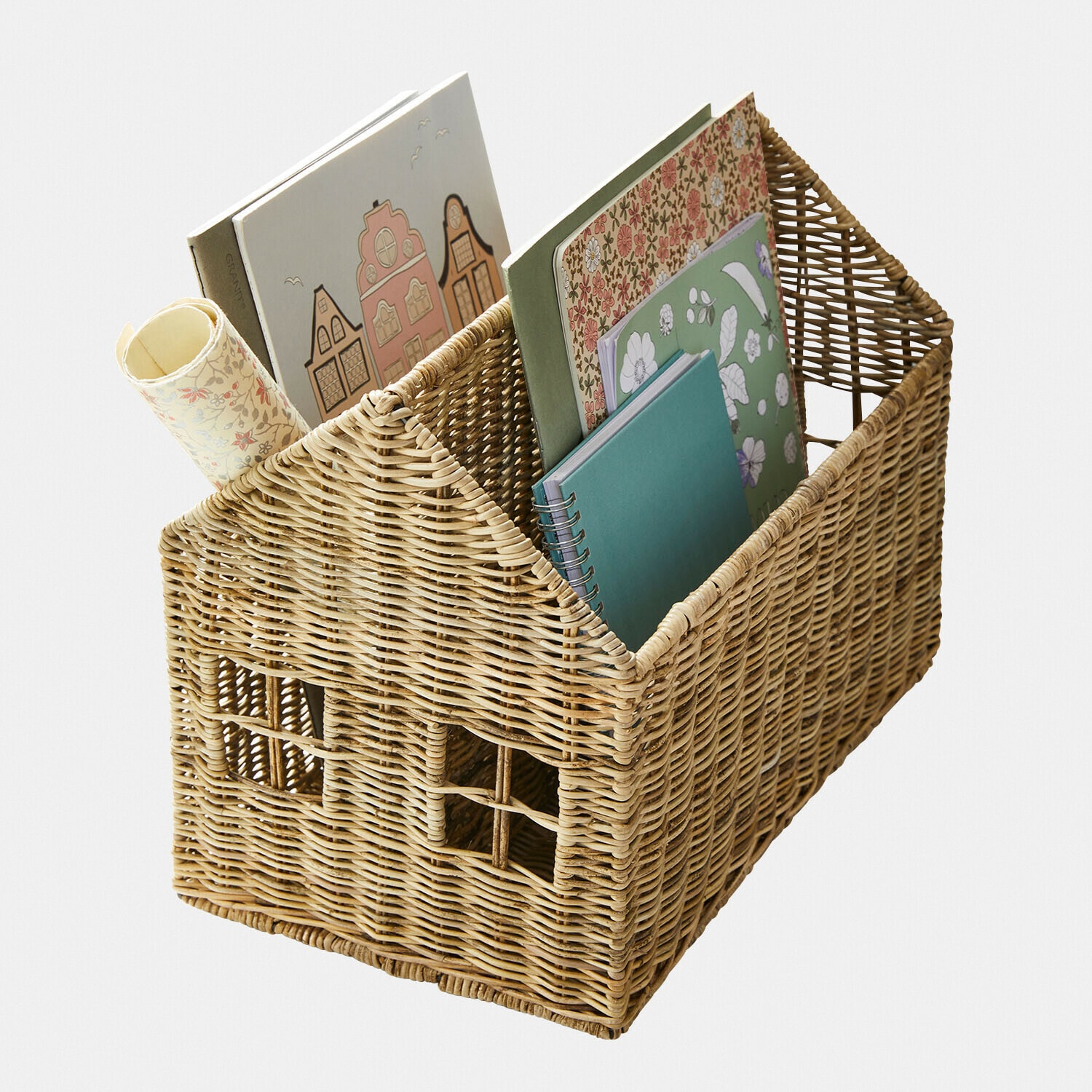 Koszyk z wikliny w kształcie domu z przegródkami na książki i notatniki w pastelowych kolorach