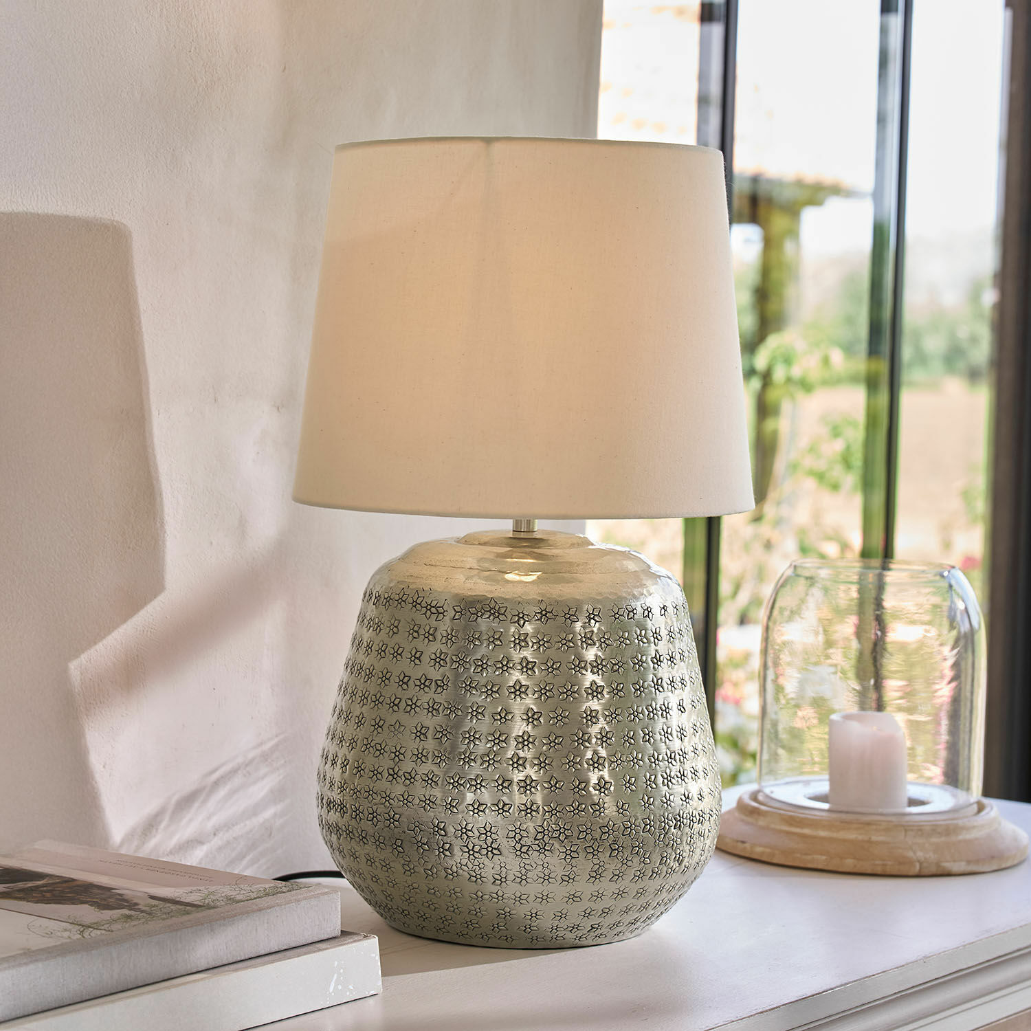 Lampa stołowa Blancos Lampka stołowa z metalową, srebrną podstawą z wzorem i kremowym abażurem, dekoracja wnętrza