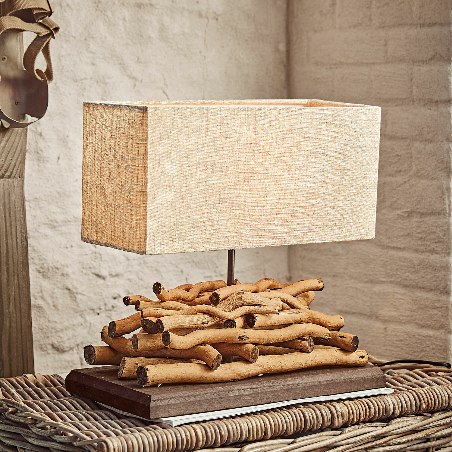 Lampa stołowa Caribou Lampka stołowa z naturalnego drewna i beżowym abażurem z tkaniny, dekoracyjny element do salonu