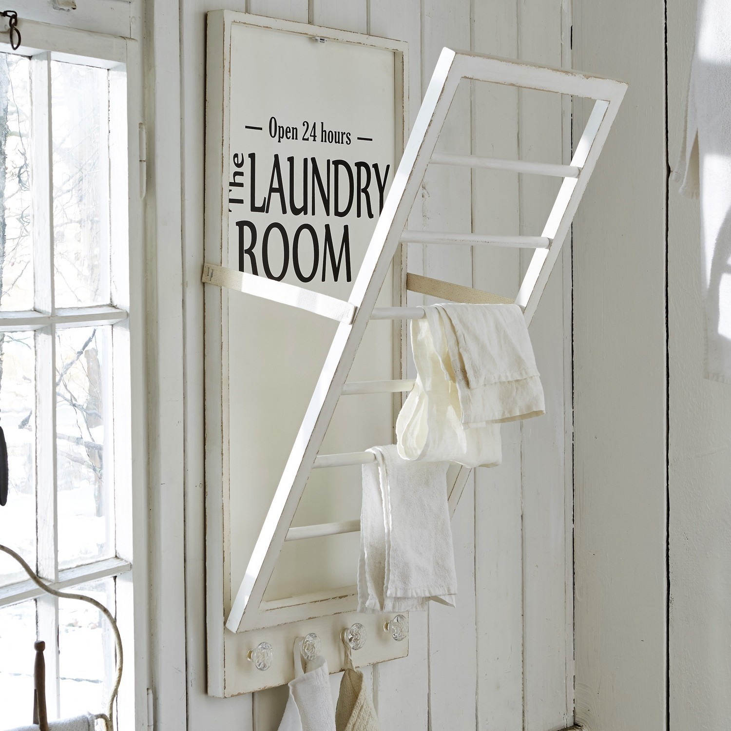 Wieszak na ręczniki Laundry Room Biały drewniany wieszak na ręczniki z napisem Laundry Room do łazienki lub pralni